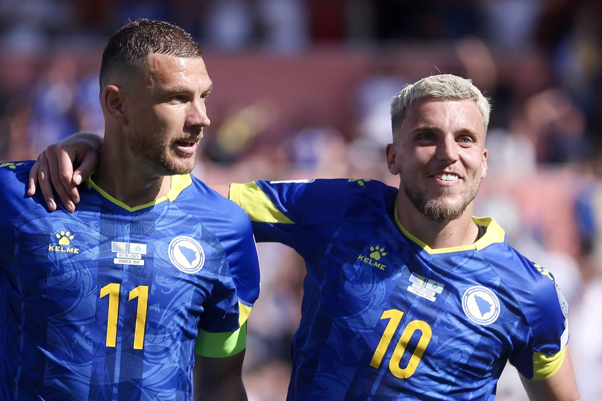 Edin Džeko (l.) neben Ermedin Demirović: Er spielte unter anderem für Wolfsburg, Manchester City, Rom, Inter Mailand und Fenerbahçe.