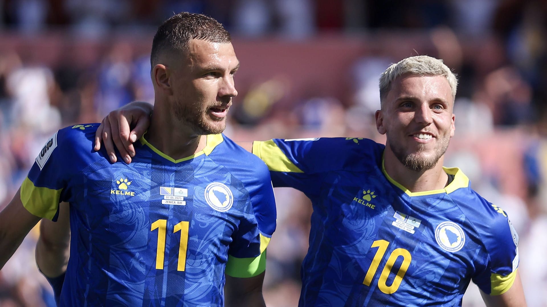 Edin Džeko (l.) neben Ermedin Demirović: Er spielte unter anderem für Wolfsburg, Manchester City, Rom, Inter Mailand und Fenerbahçe. Edin Džeko (l.) neben Ermedin Demirović: Er spielte unter anderem für Wolfsburg, Manchester City, Rom, Inter Mailand und Fenerbahçe.