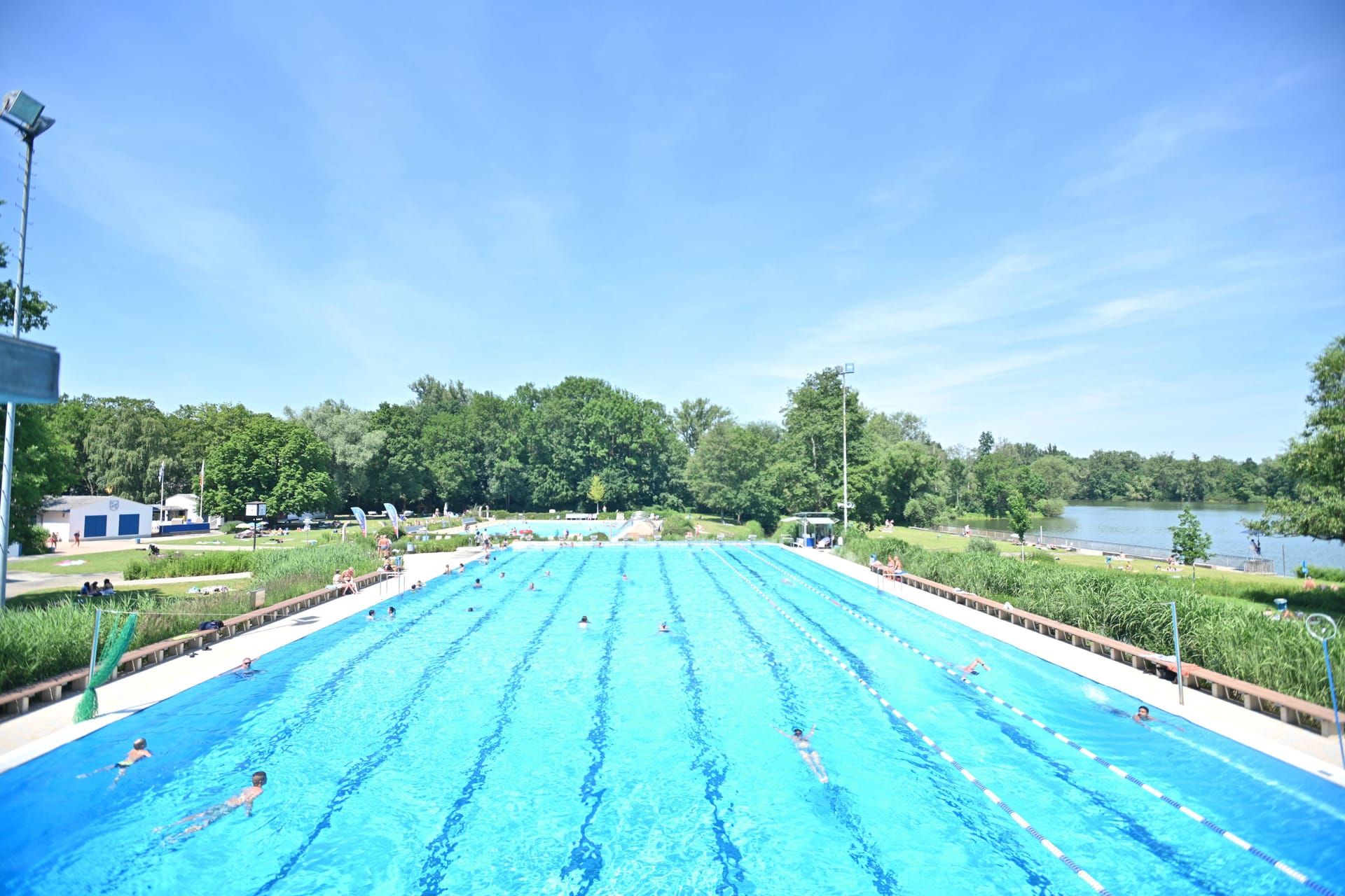 Das Schwimmbecken im Ricklinger Bad (Archivbild): Die Baustelle an der Bauerwiese liegt mehrere hundert Meter vom Freibad entfernt.
