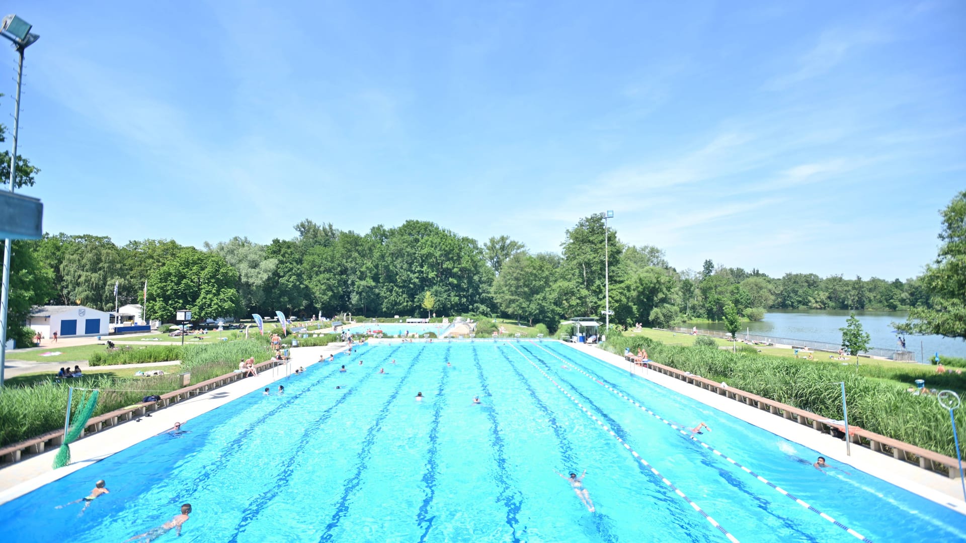 Das Schwimmbecken im Ricklinger Bad (Archivbild): Die Baustelle an der Bauerwiese liegt mehrere hundert Meter vom Freibad entfernt.