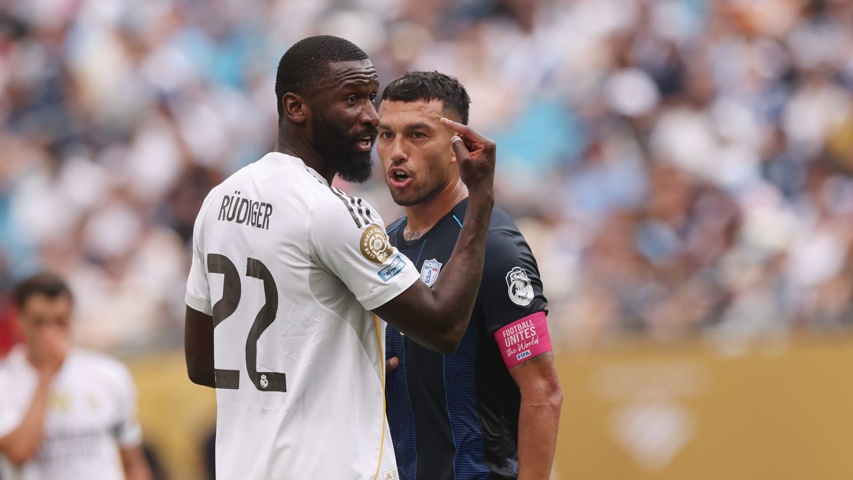 Im Fokus: Antonio Rüdiger (l.) im Wortgefecht mit Gustavo Cabral.