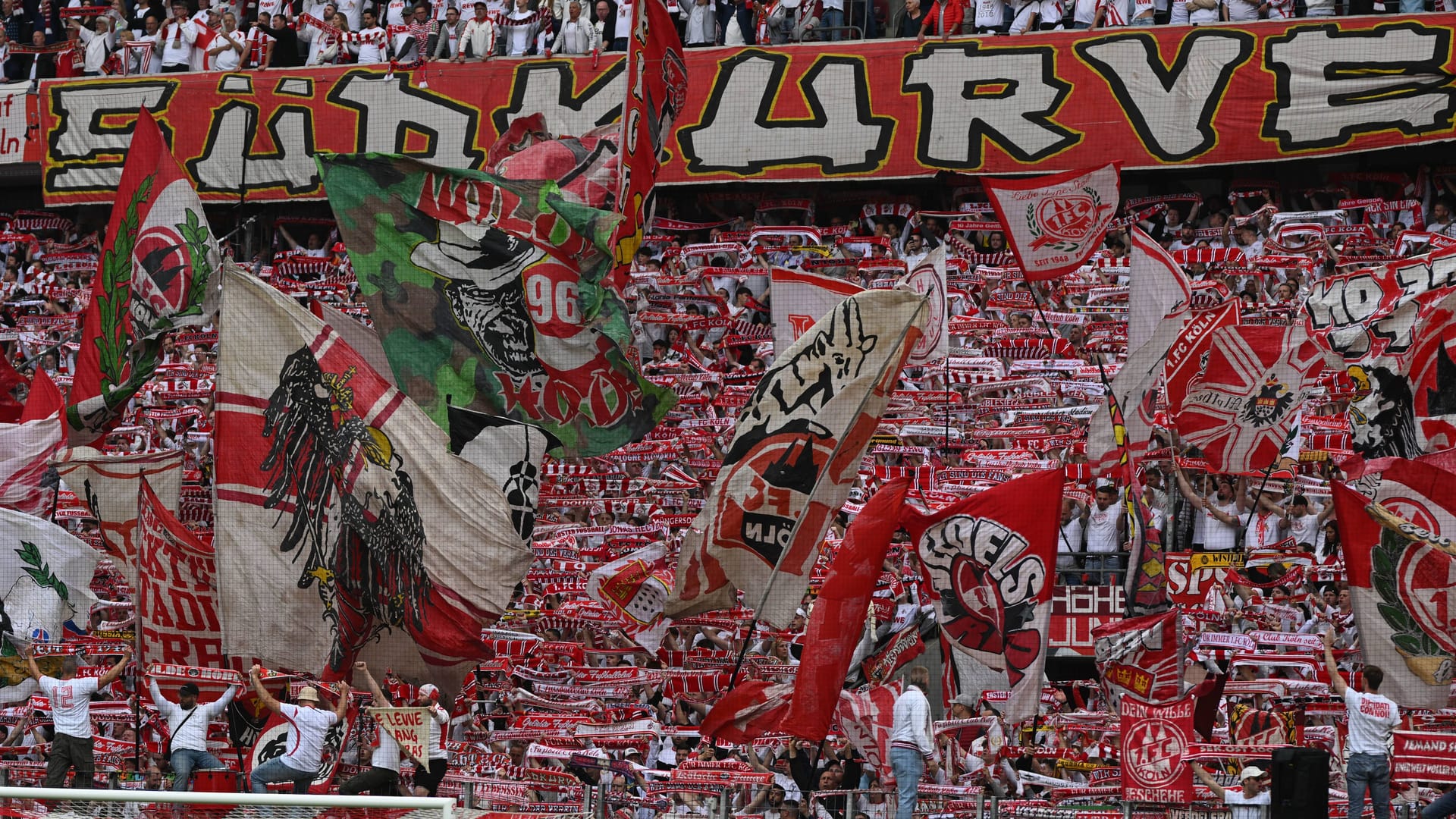 Fans des FC Köln im Rheinenergiestadion (Archivbild): Der Bundesligist hat die Preise für Dauerkarten zur neuen Saison deutlich angezogen.