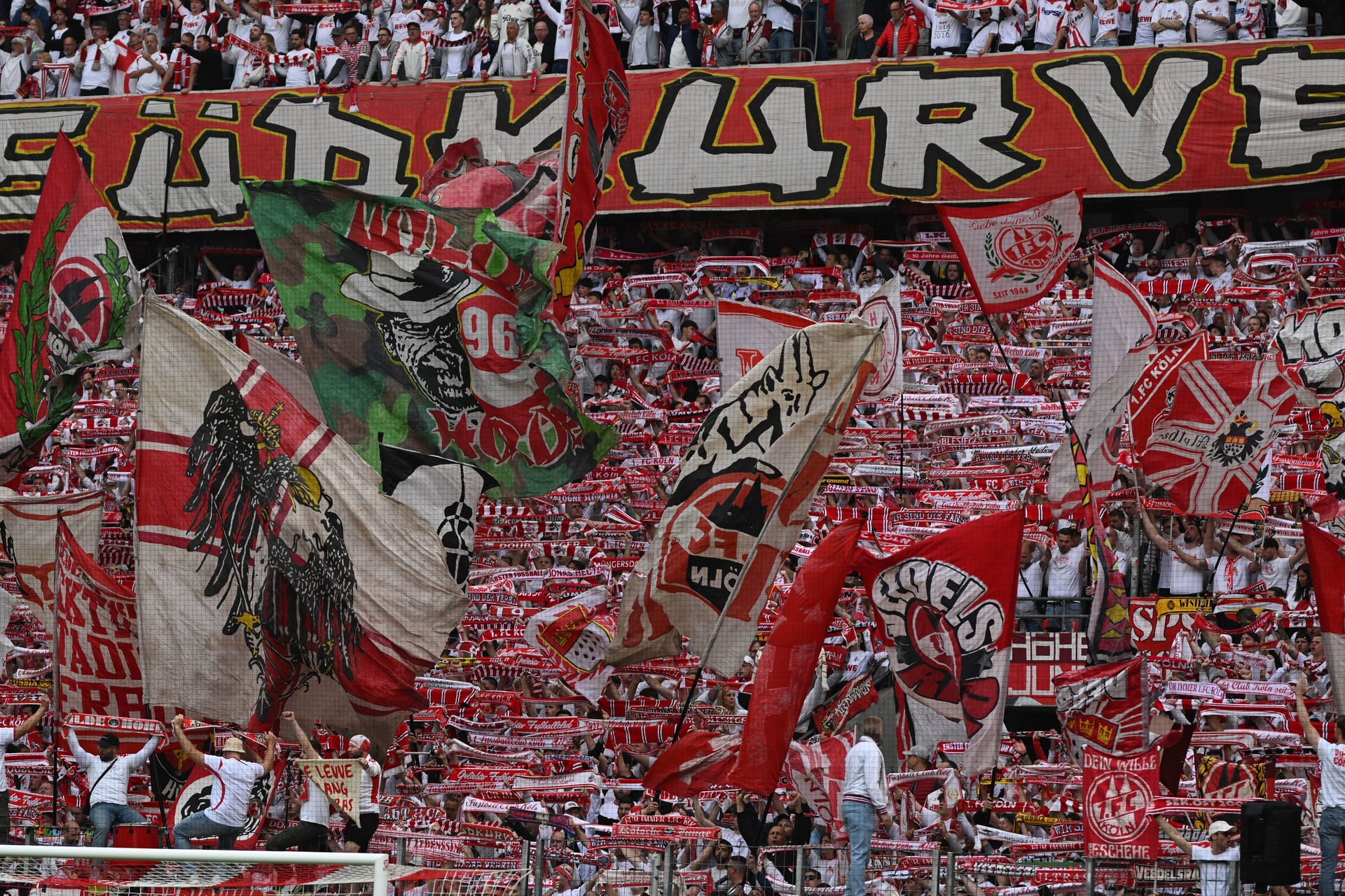 Fans des FC Köln im Rheinenergiestadion (Archivbild): Der Bundesligist hat die Preise für Dauerkarten zur neuen Saison deutlich angezogen.