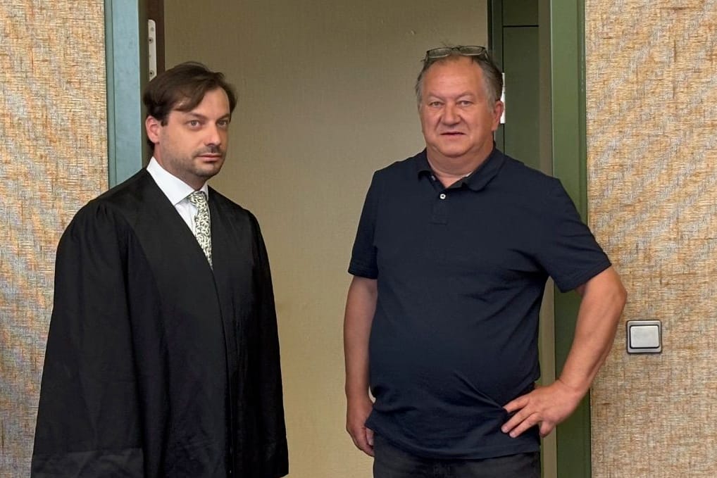 Unternehmer Wenzel Cerveny (r.) mit einem seiner Verteidiger vor dem Prozessbeginn am Mittwoch.