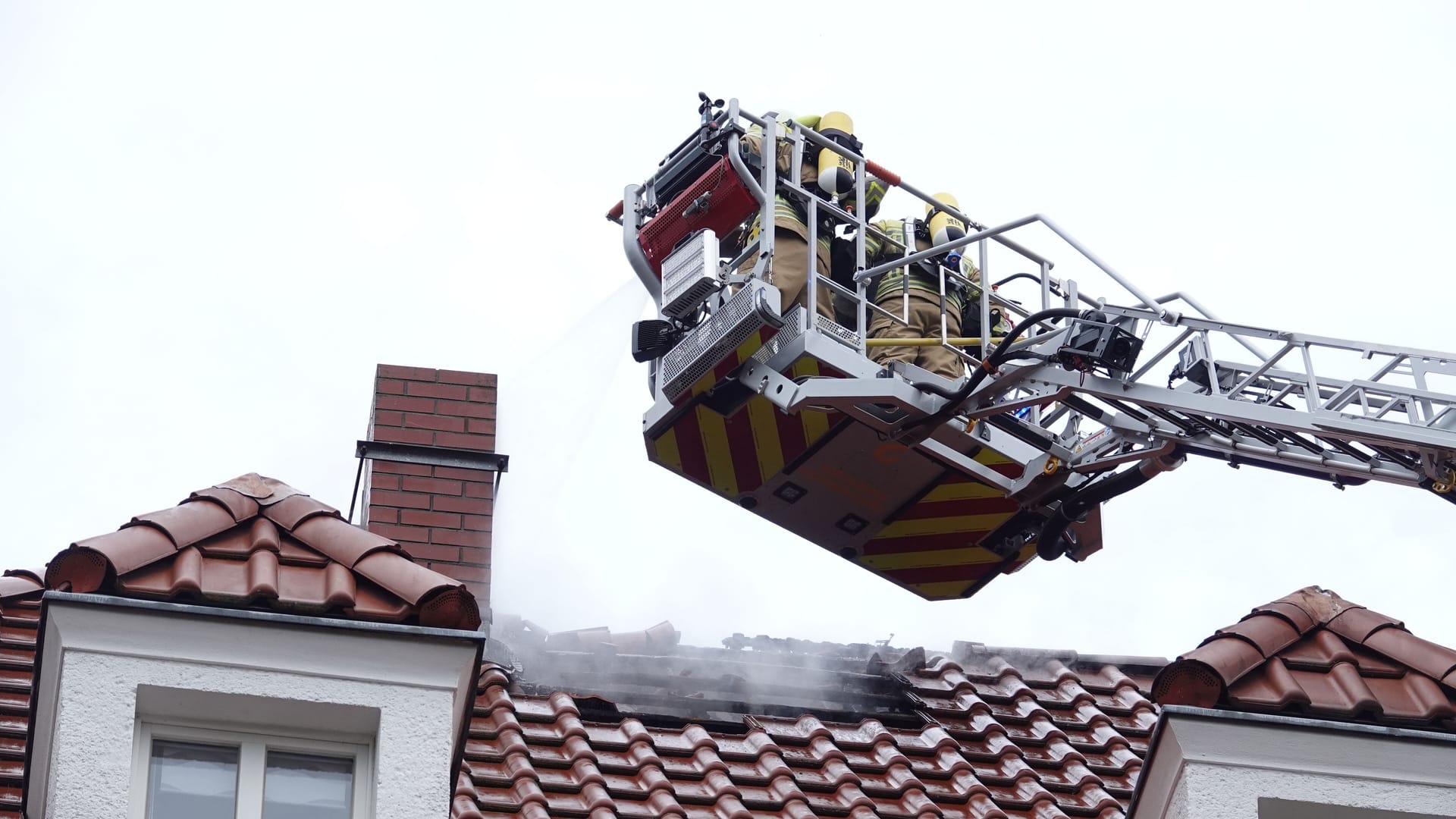Feuerwehr im Einsatz: Rund 40 Einsatzkräfte waren am Montagmorgen auf der Bolivarstraße. Feuerwehr im Einsatz: Rund 40 Einsatzkräfte waren am Montagmorgen auf der Bolivarstraße.
