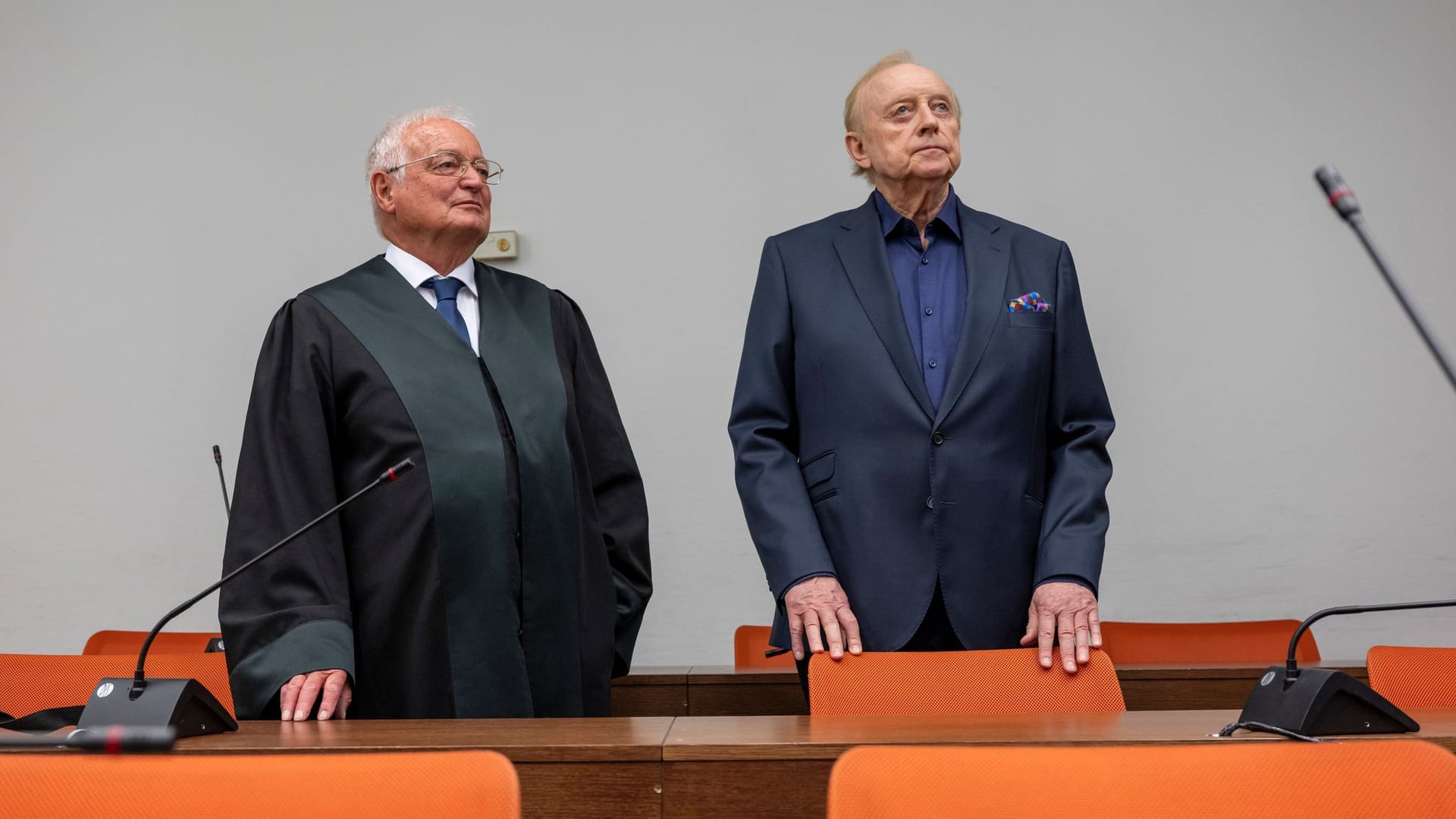 Anwalt Hans-Joachim Eckert und Alfons Schuhbeck am 24. Juni 2025 im Landgericht München I.