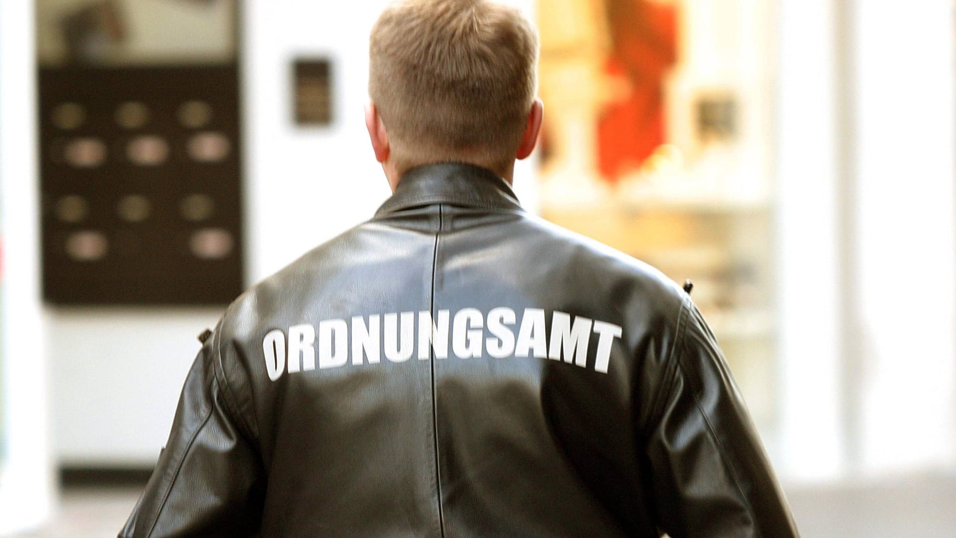 Mitarbeiter des Ordnungsamts (Symbolbild): Ein Beamter wurde bei der Kontrolle in Bremerhaven verletzt.