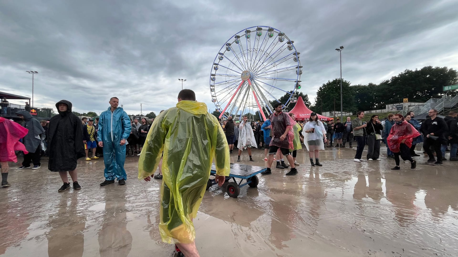 Rock im Park ist nass: Große Pfützen und Schlamm bestimmen das Gelände.
