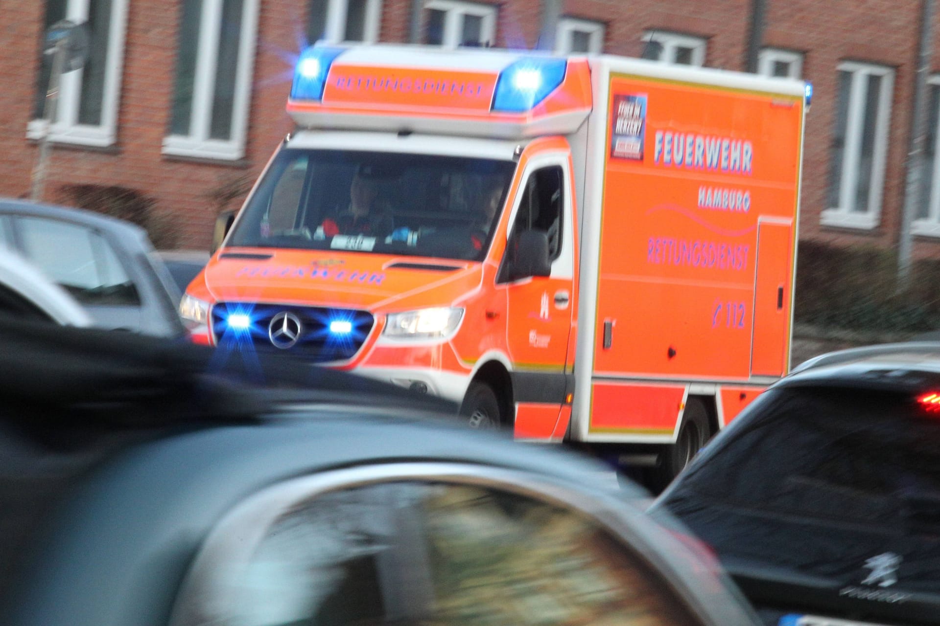 Ein Rettungswagen im Einsatz (Archivbild): In Hamburg ist ein Mann bei einem Unfall gestorben.
