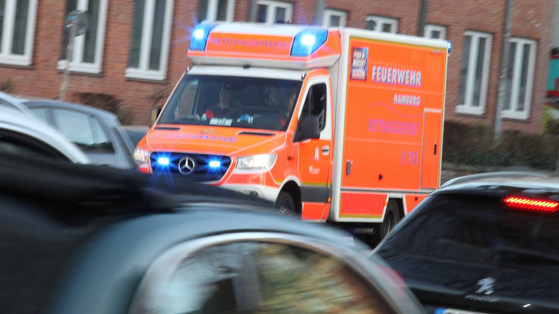 Ein Rettungswagen im Einsatz (Archivbild): In Hamburg ist ein Mann bei einem Unfall gestorben. Ein Rettungswagen im Einsatz (Archivbild): In Hamburg ist ein Mann bei einem Unfall gestorben.