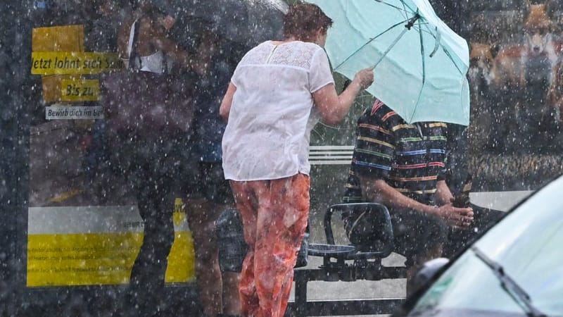 In Karlshorst suchen Menschen Schutz vor dem Unwetter.