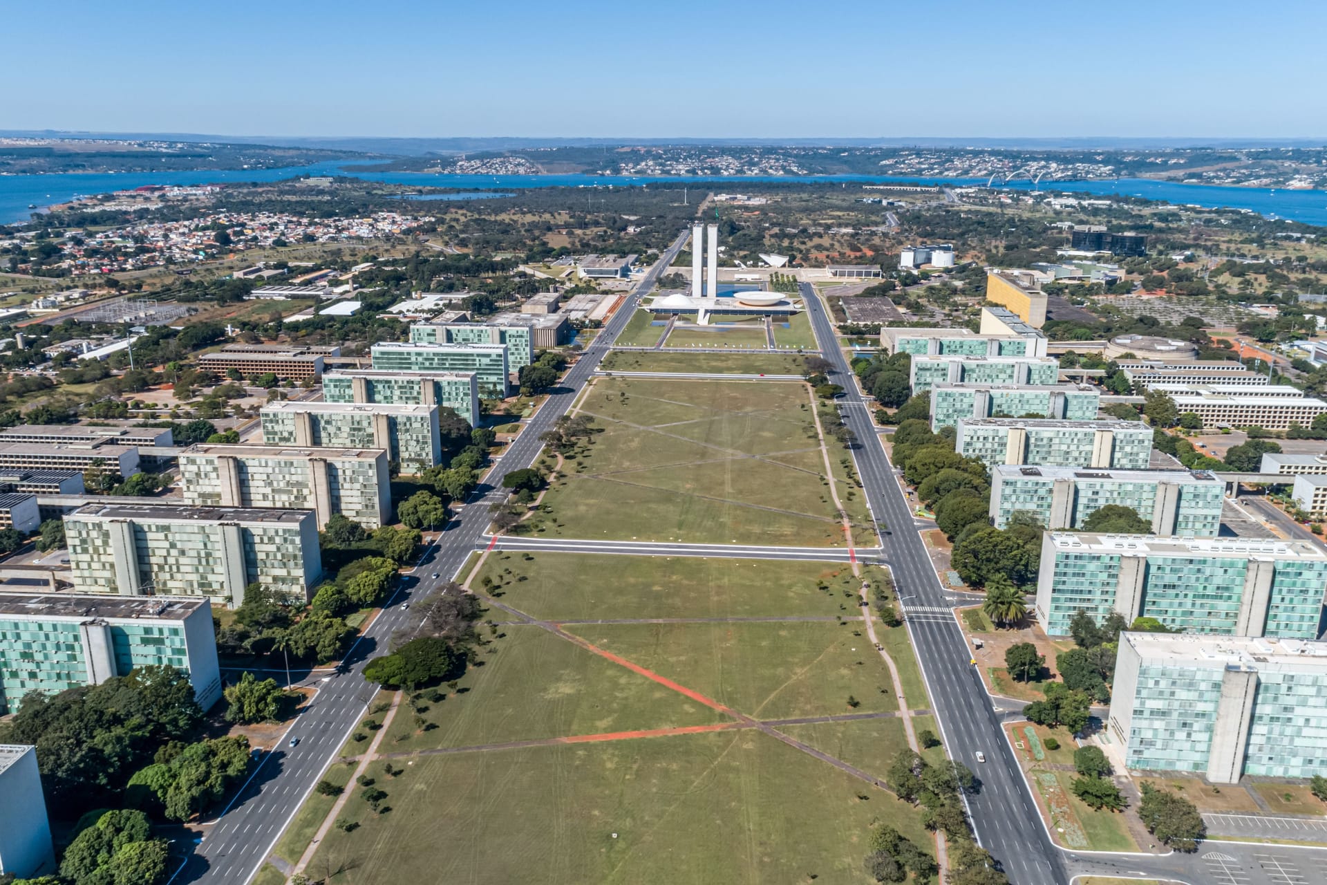 Stadtplanung mit Symbolkraft: Die Eixo Monumental bildet das Rückgrat von Brasília und verläuft schnurgerade von Ost nach West.