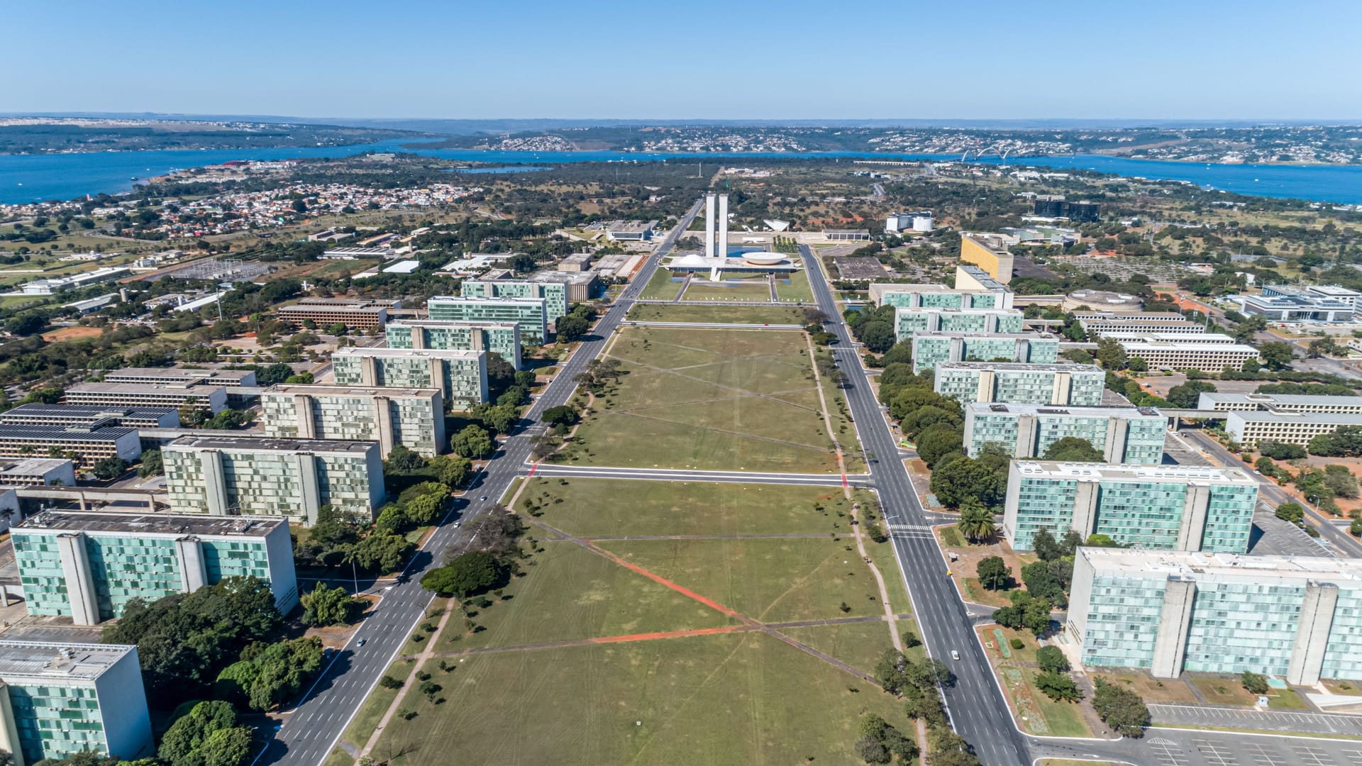 Stadtplanung mit Symbolkraft: Die Eixo Monumental bildet das Rückgrat von Brasília und verläuft schnurgerade von Ost nach West.
