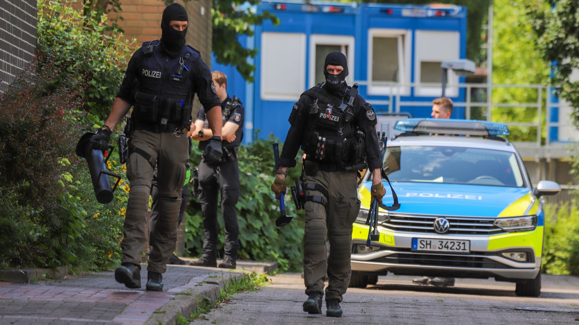 Bewaffnete Polizeikräfte in Norderstedt: Spezialeinheiten rückten zur Wohnung des Tatverdächtigen aus.