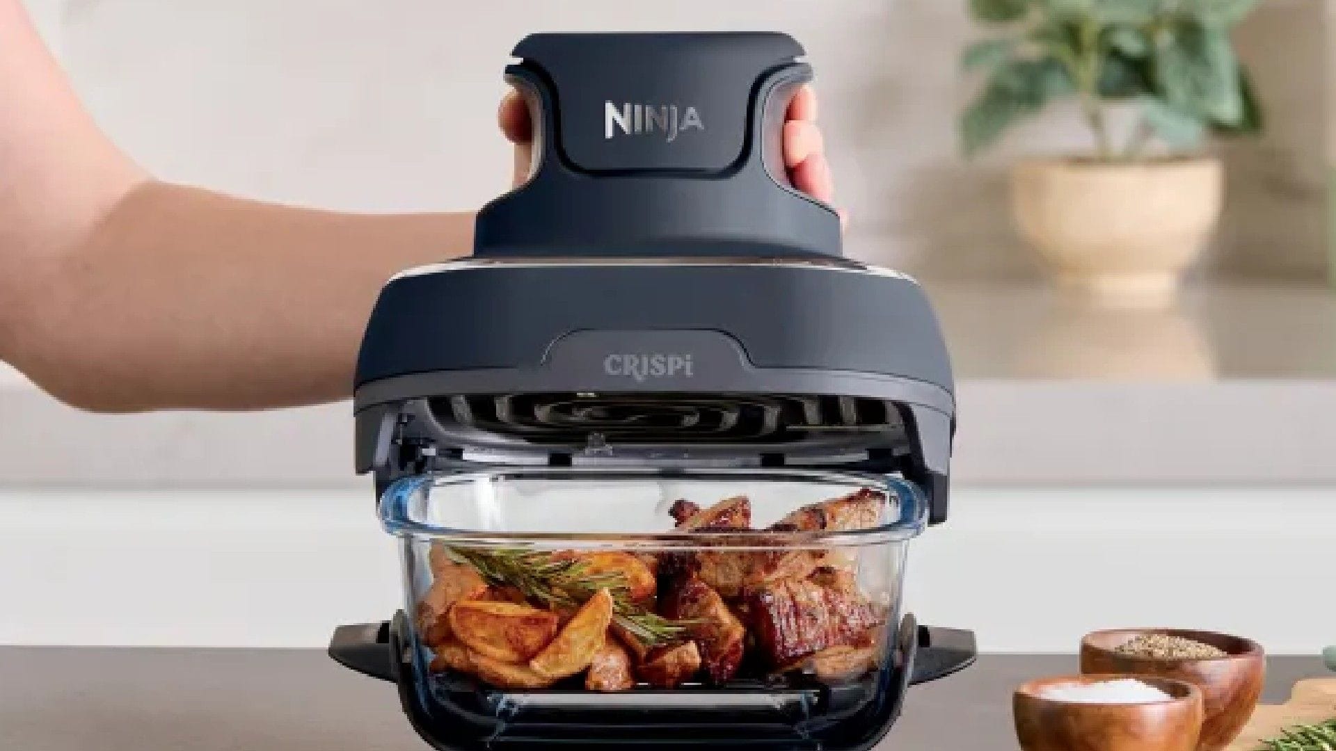 Die Heißluftfritteuse besteht aus einer Glasschale, auf die das Airfryer-Modul aufgesetzt wird. Die Heißluftfritteuse besteht aus einer Glasschale, auf die das Airfryer-Modul aufgesetzt wird.