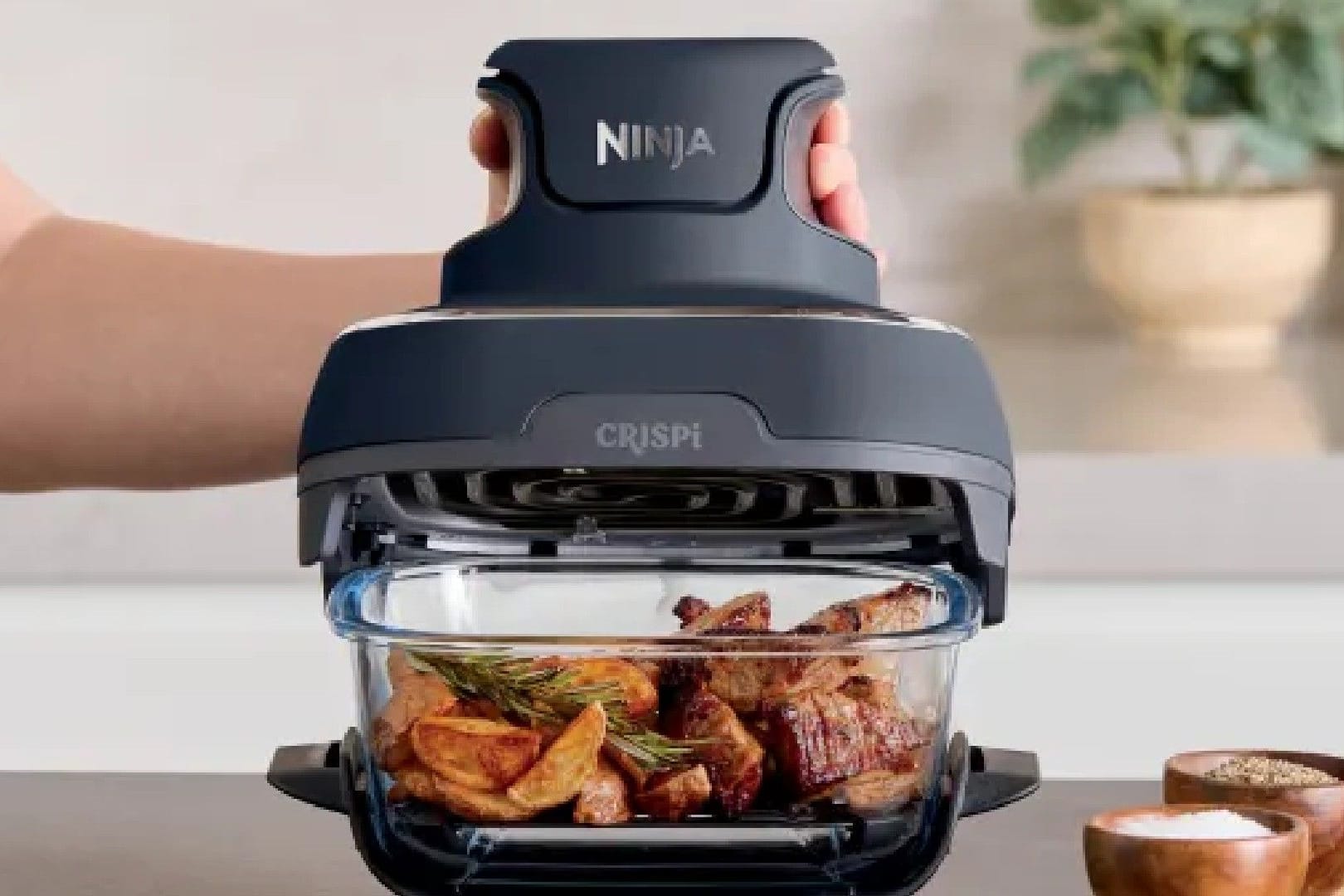 Die Heißluftfritteuse besteht aus einer Glasschale, auf die das Airfryer-Modul aufgesetzt wird.