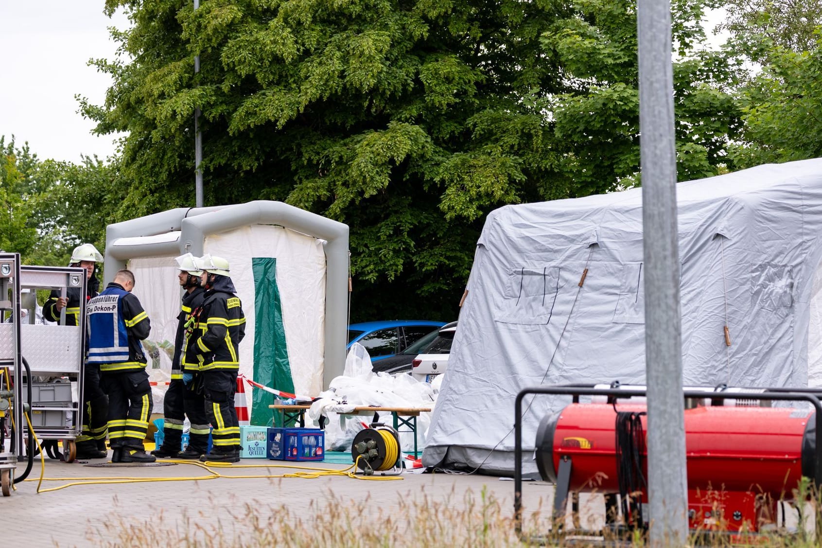 Ein Dekontaminationszelt und Feuerwehrleute stehen auf dem Gelände eines DHL-Verteilerzentrums in Langenzenn bei Nürnberg.