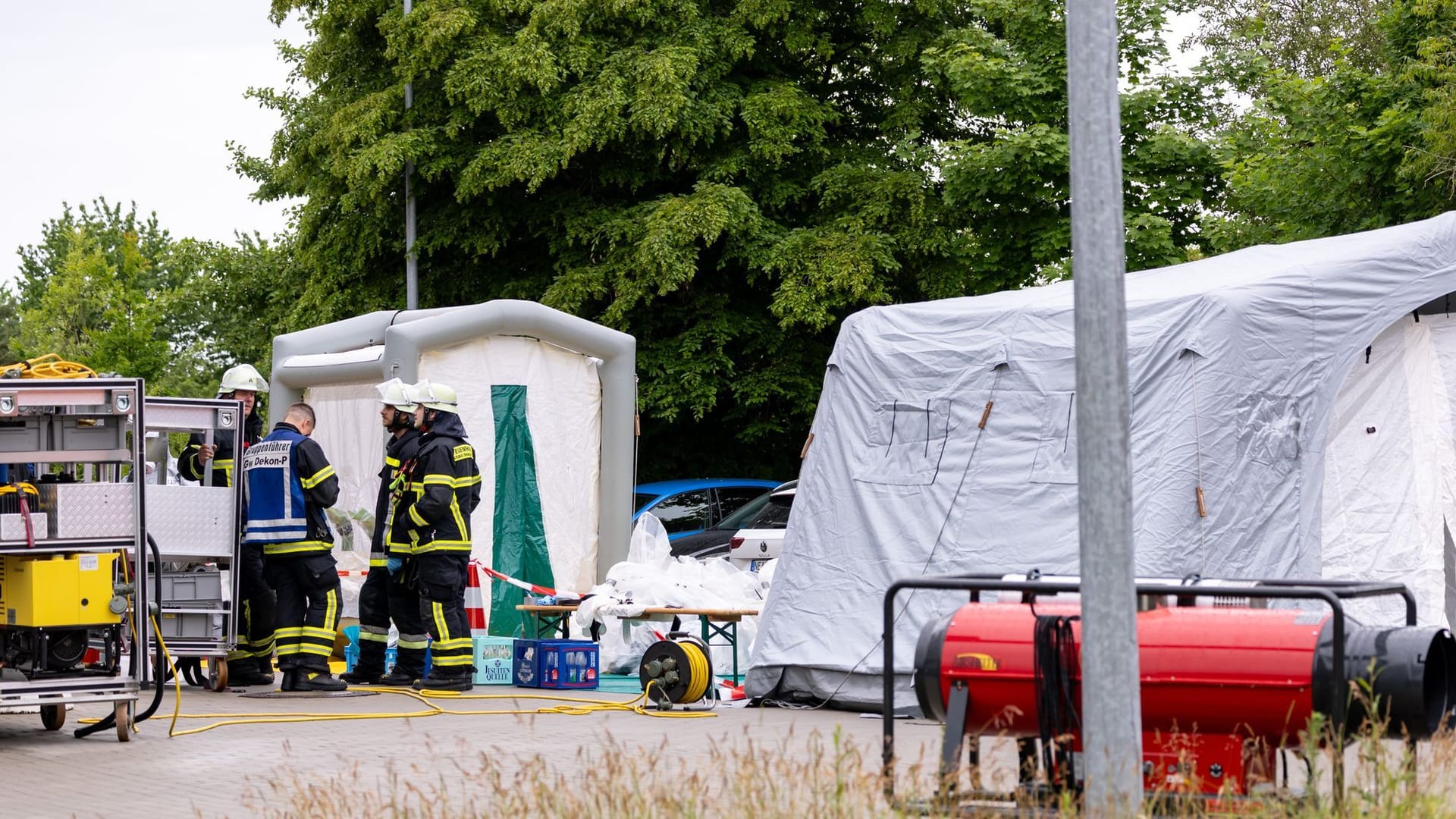 Ein Dekontaminationszelt und Feuerwehrleute stehen auf dem Gelände eines DHL-Verteilerzentrums in Langenzenn bei Nürnberg. Ein Dekontaminationszelt und Feuerwehrleute stehen auf dem Gelände eines DHL-Verteilerzentrums in Langenzenn bei Nürnberg.
