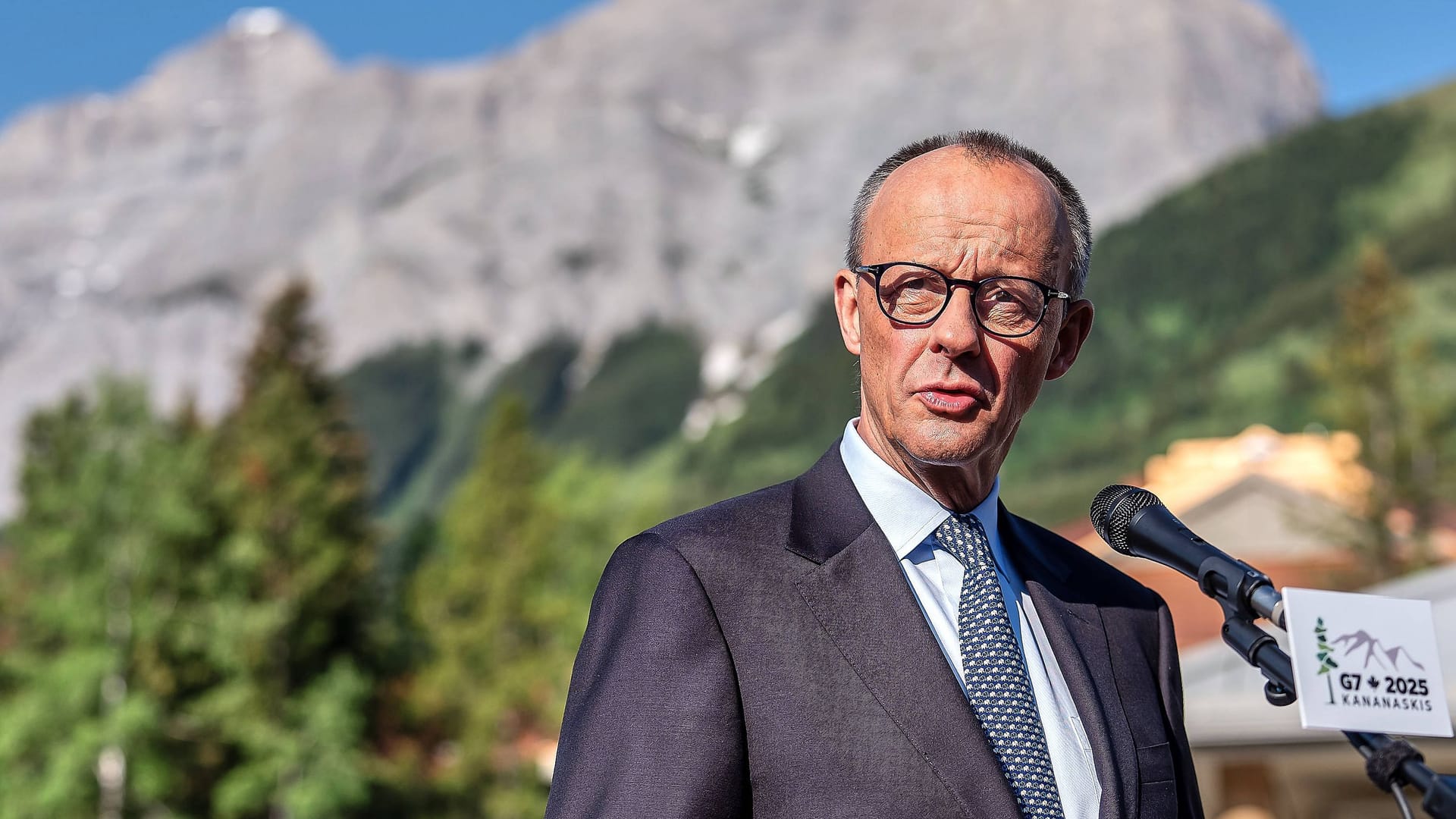 Bundeskanzler Friedrich Merz (CDU) vor Gebirgskulisse auf dem G7-Gipfel in Kanada: Seine Äußerungen zeugen von politischer Kurzsichtigkeit.