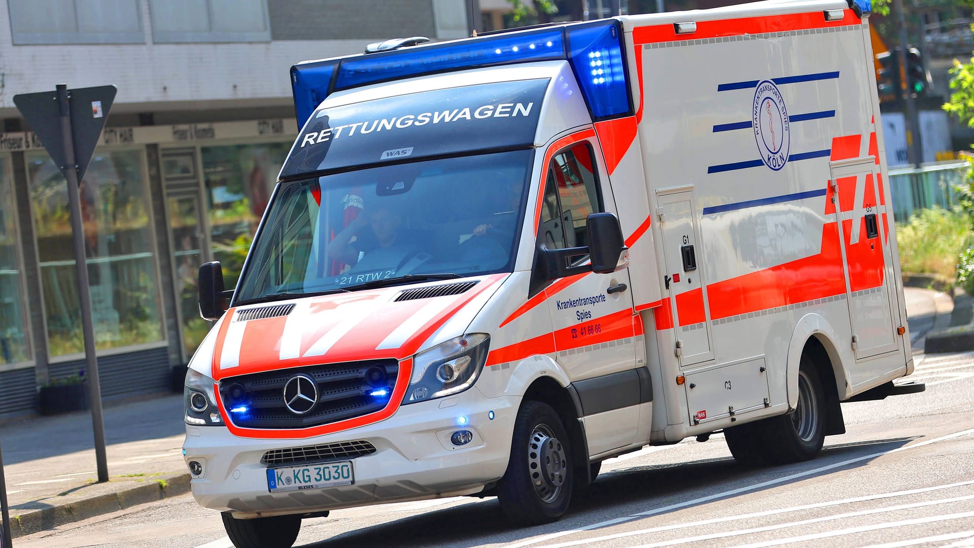 Krankenwagen in Köln (Symbolfoto): Ein Junge musste schwer verletzt in die Uniklinik gebracht werden.
