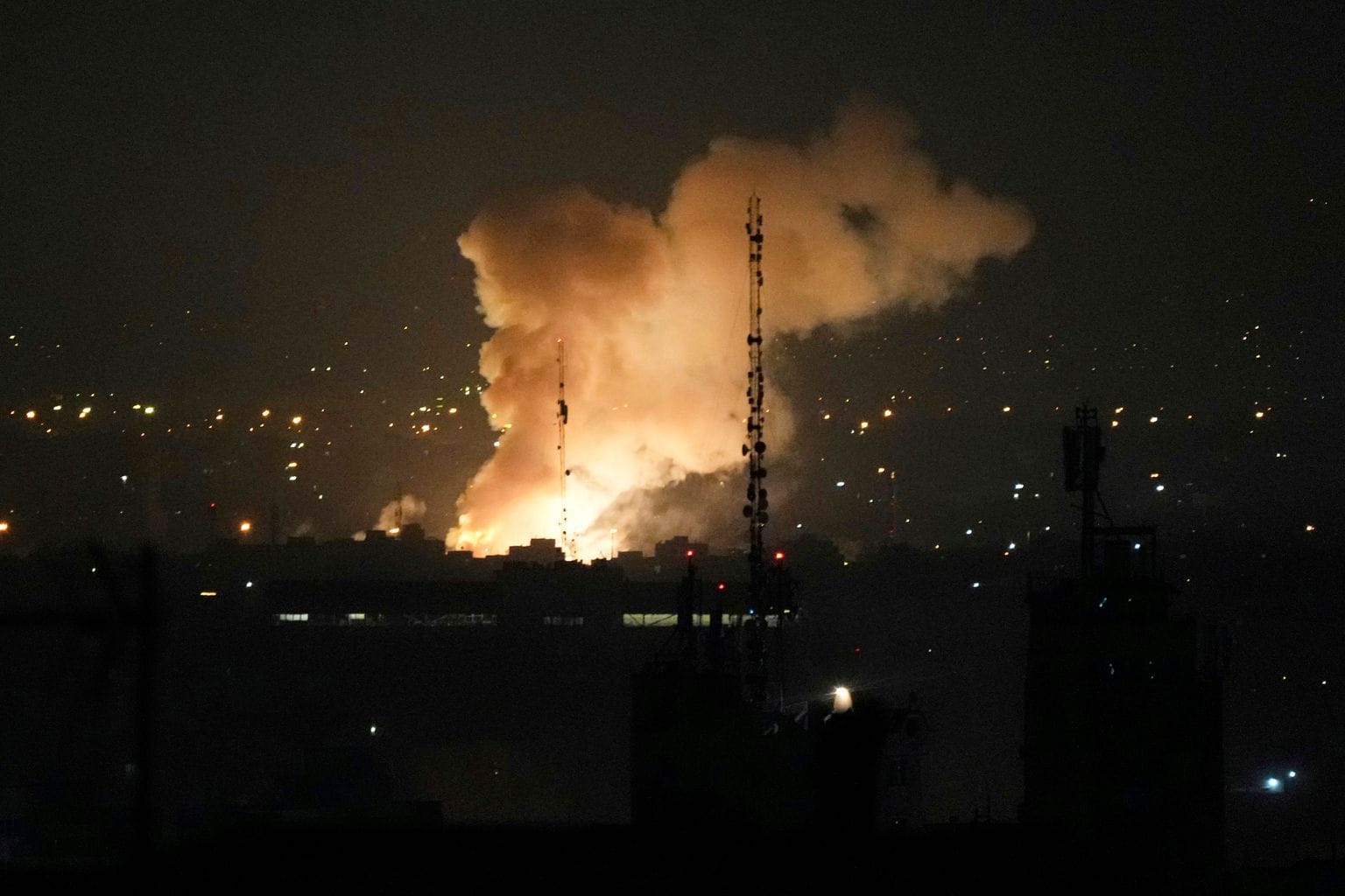 Nach einer Explosion in Teheran steigt Rauch auf.