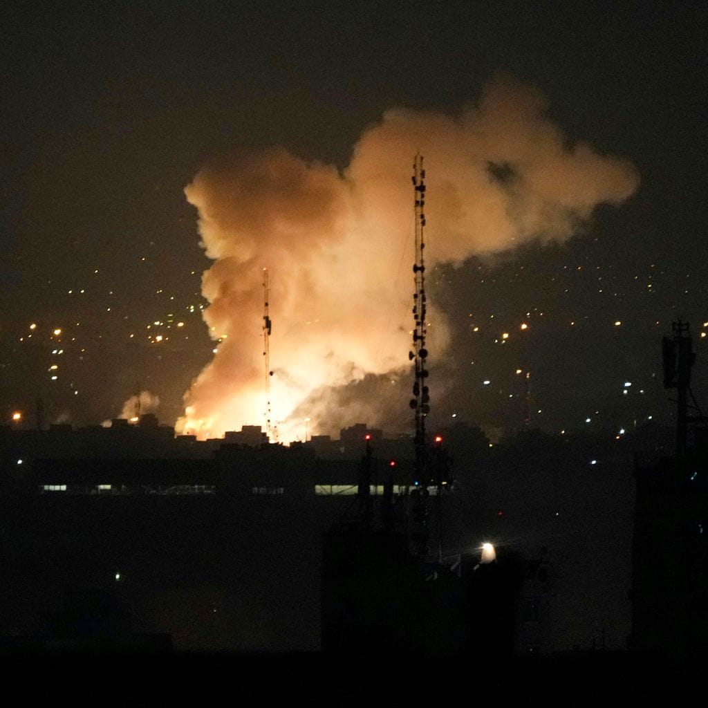 Nach einer Explosion in Teheran steigt Rauch auf.