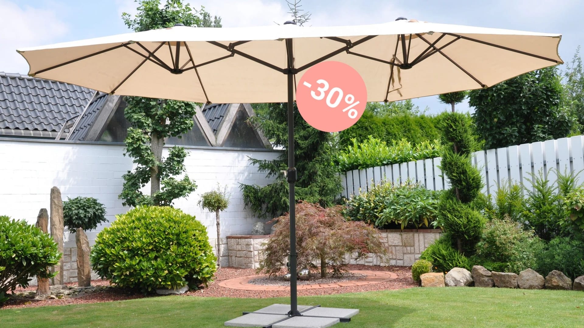 Sonnenschirm im Angebot: Dieser Leco-Schirm sorgt für optimale Beschattung über länglichen Flächen.