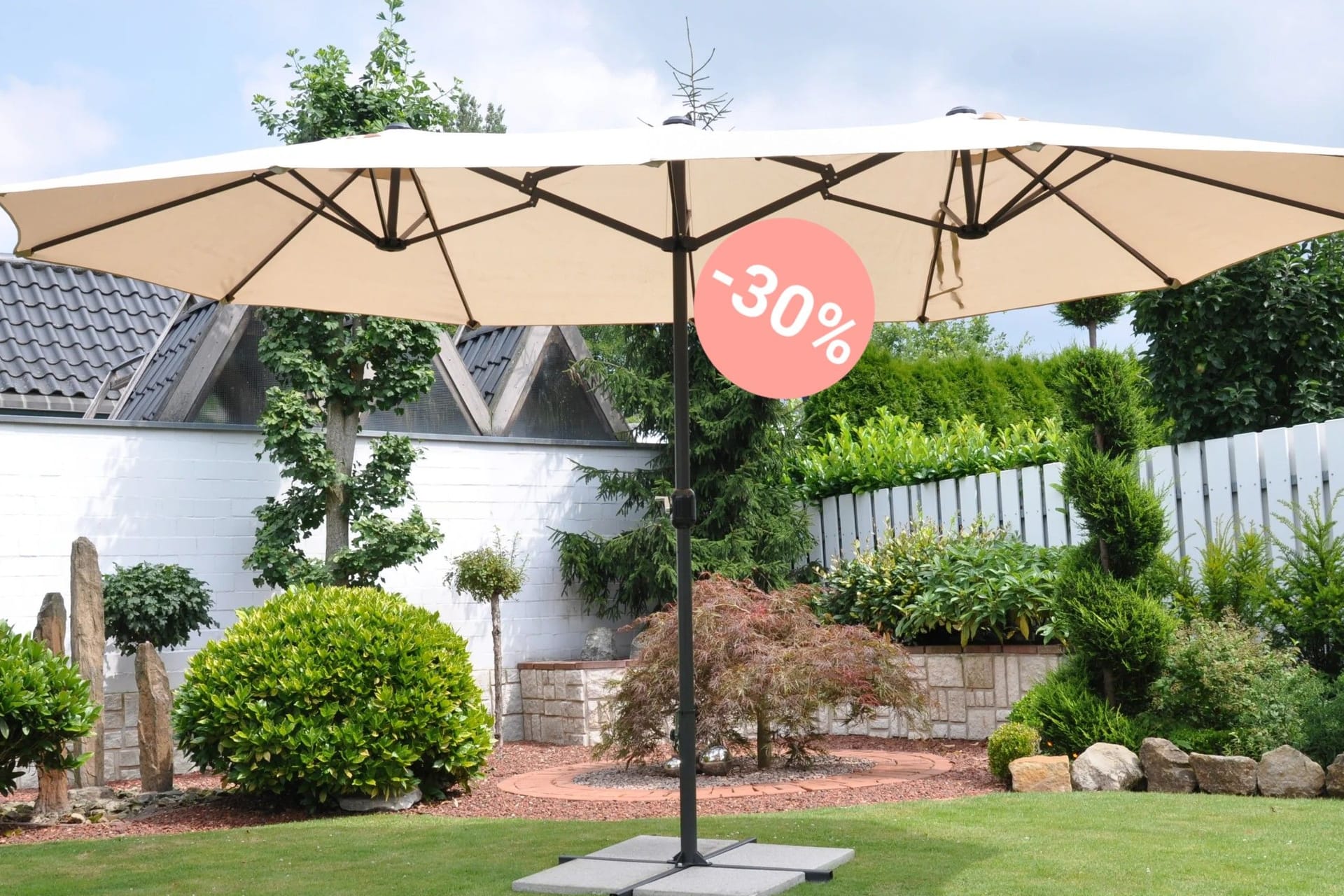 Sonnenschirm im Angebot: Dieser Leco-Schirm sorgt für optimale Beschattung über länglichen Flächen.