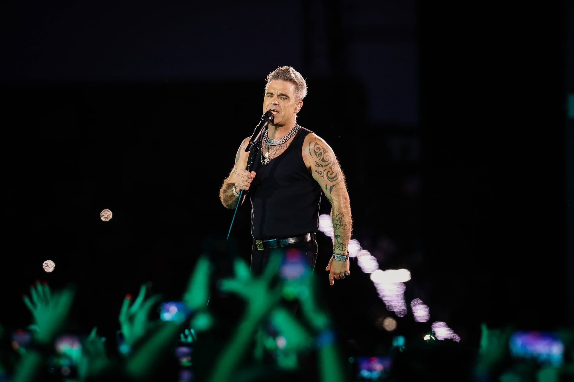 Robbie Williams bei einem Auftritt in München (Archivbild): In Hannover steht er am 30. Juni im Stadion auf der Bühne.