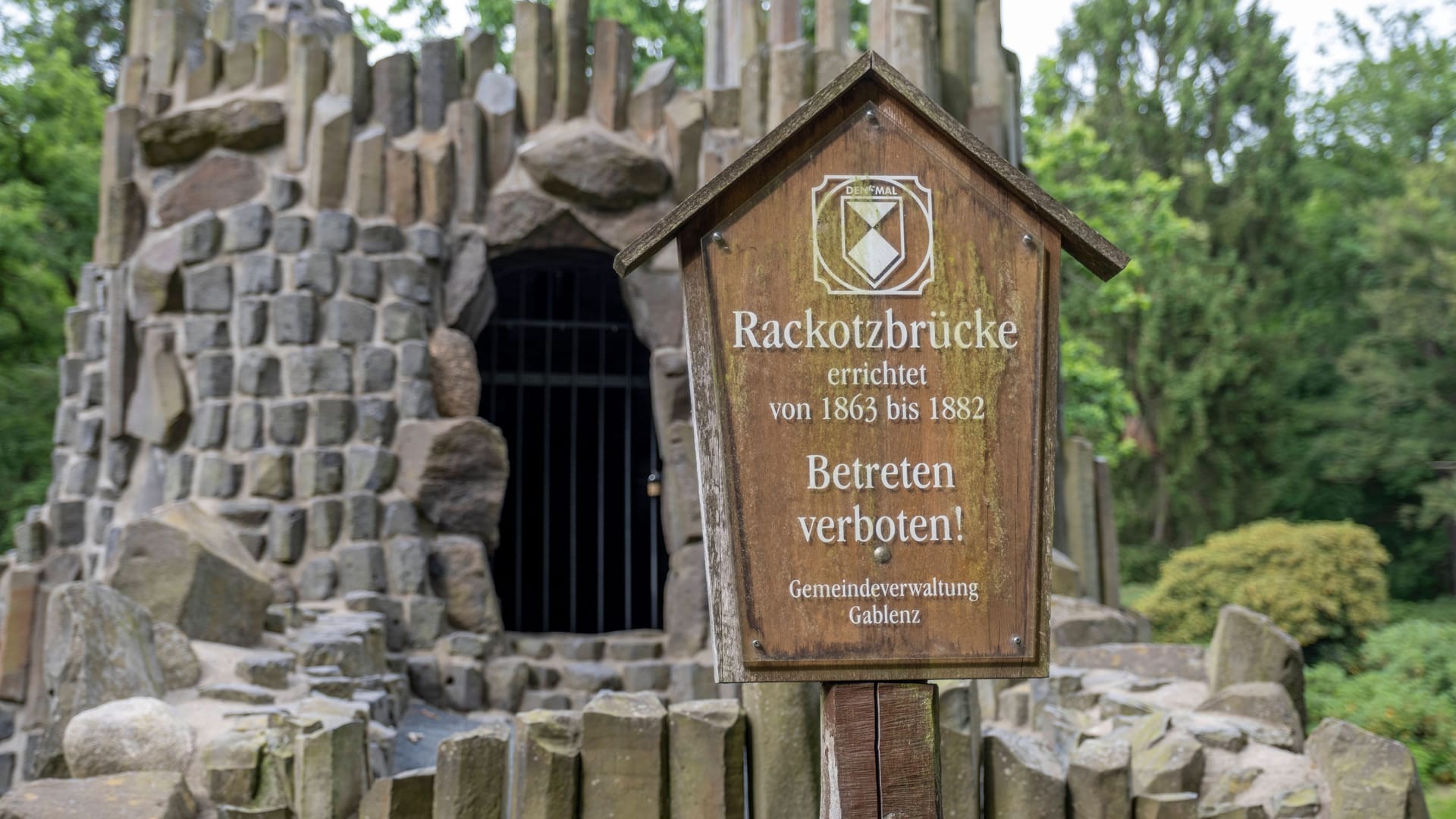 Schild vor der Rakotzbrücke (Archivbild):