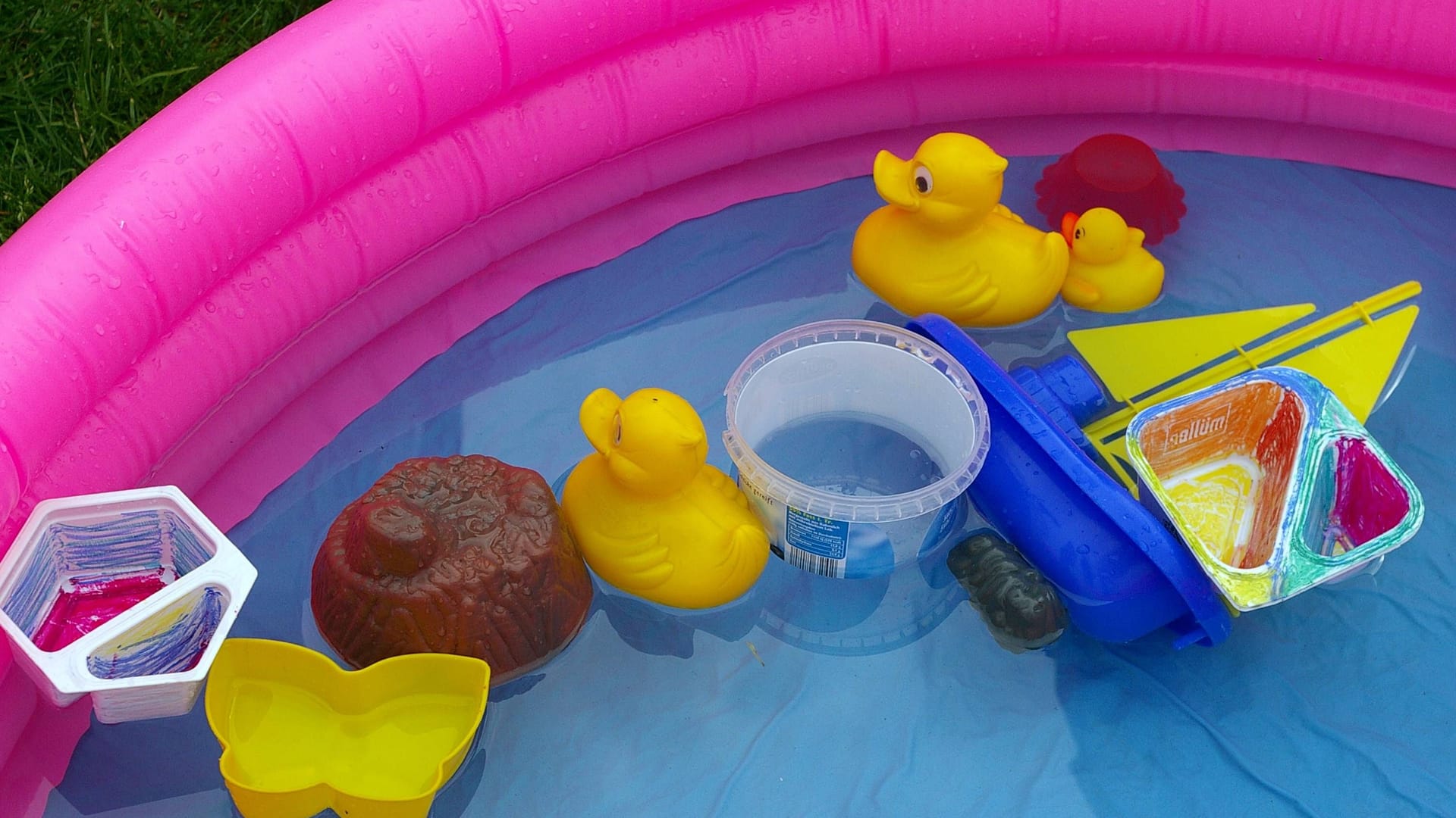 Mit einem einfachen Mittel aus der Küche lässt sich das Loch im Pool lokalisieren. Mit einem einfachen Mittel aus der Küche lässt sich das Loch im Pool lokalisieren.