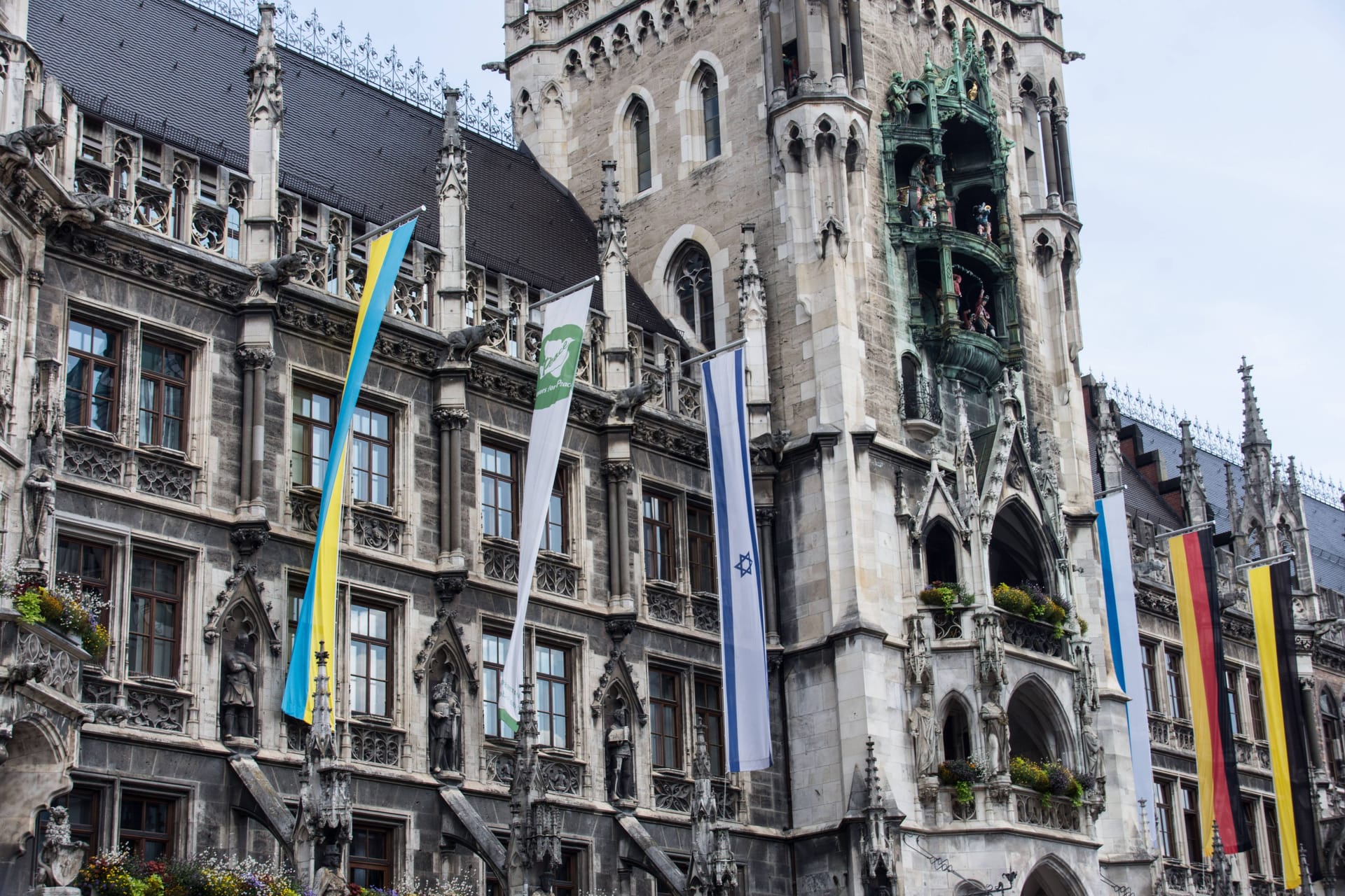 Die israelische und ukrainische Flagge am Münchner Rathaus (Archivbild): Die Banner sollen laut Stadt Solidarität mit den Partnerstädten und der betroffenen Bevölkerungen ausdrücken.