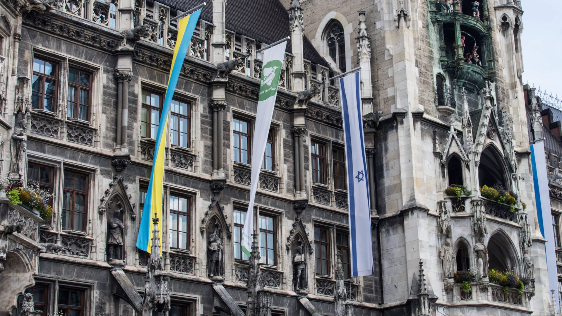 Die israelische und ukrainische Flagge am Münchner Rathaus (Archivbild): Die Banner sollen laut Stadt Solidarität mit den Partnerstädten und der betroffenen Bevölkerungen ausdrücken. Die israelische und ukrainische Flagge am Münchner Rathaus (Archivbild): Die Banner sollen laut Stadt Solidarität mit den Partnerstädten und der betroffenen Bevölkerungen ausdrücken.