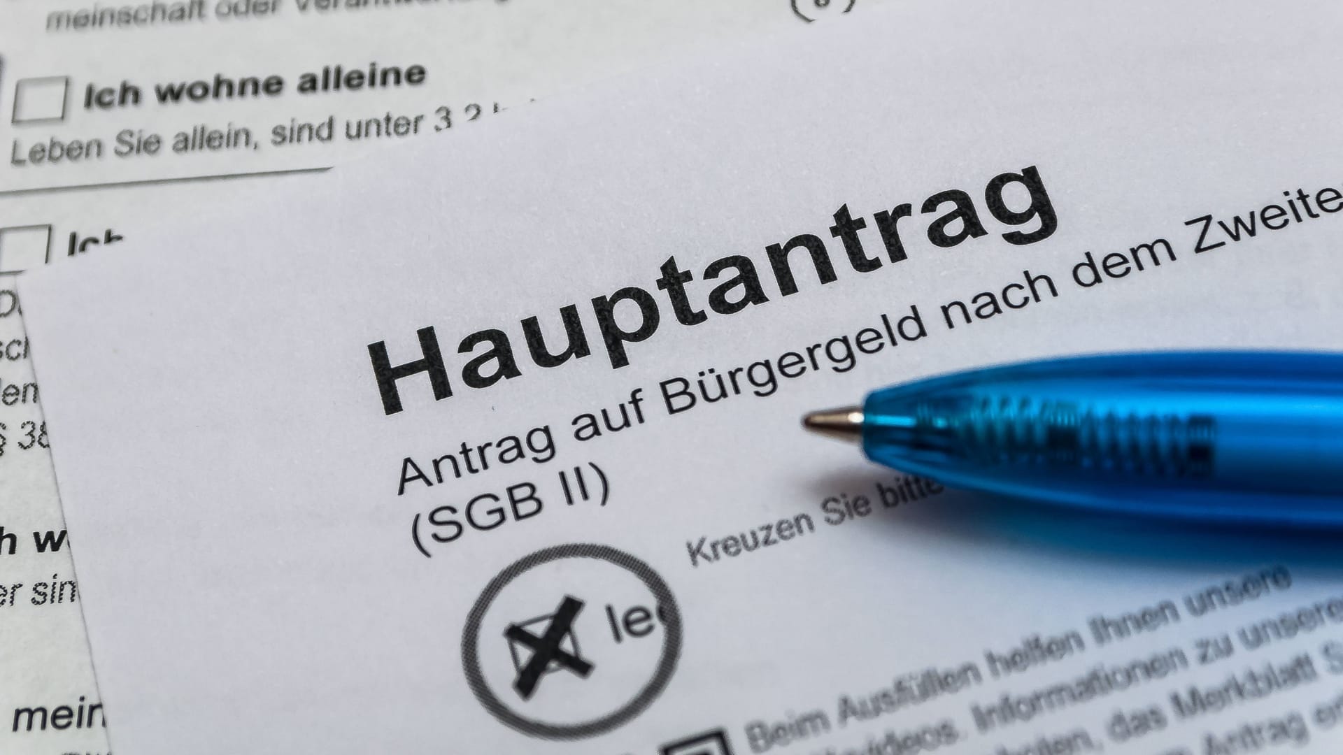 Antrag auf Bürgergeld (Symbolbild): Sieben Milliarden Euro zahlte der Staat im vergangenen Jahr an "Aufstocker".