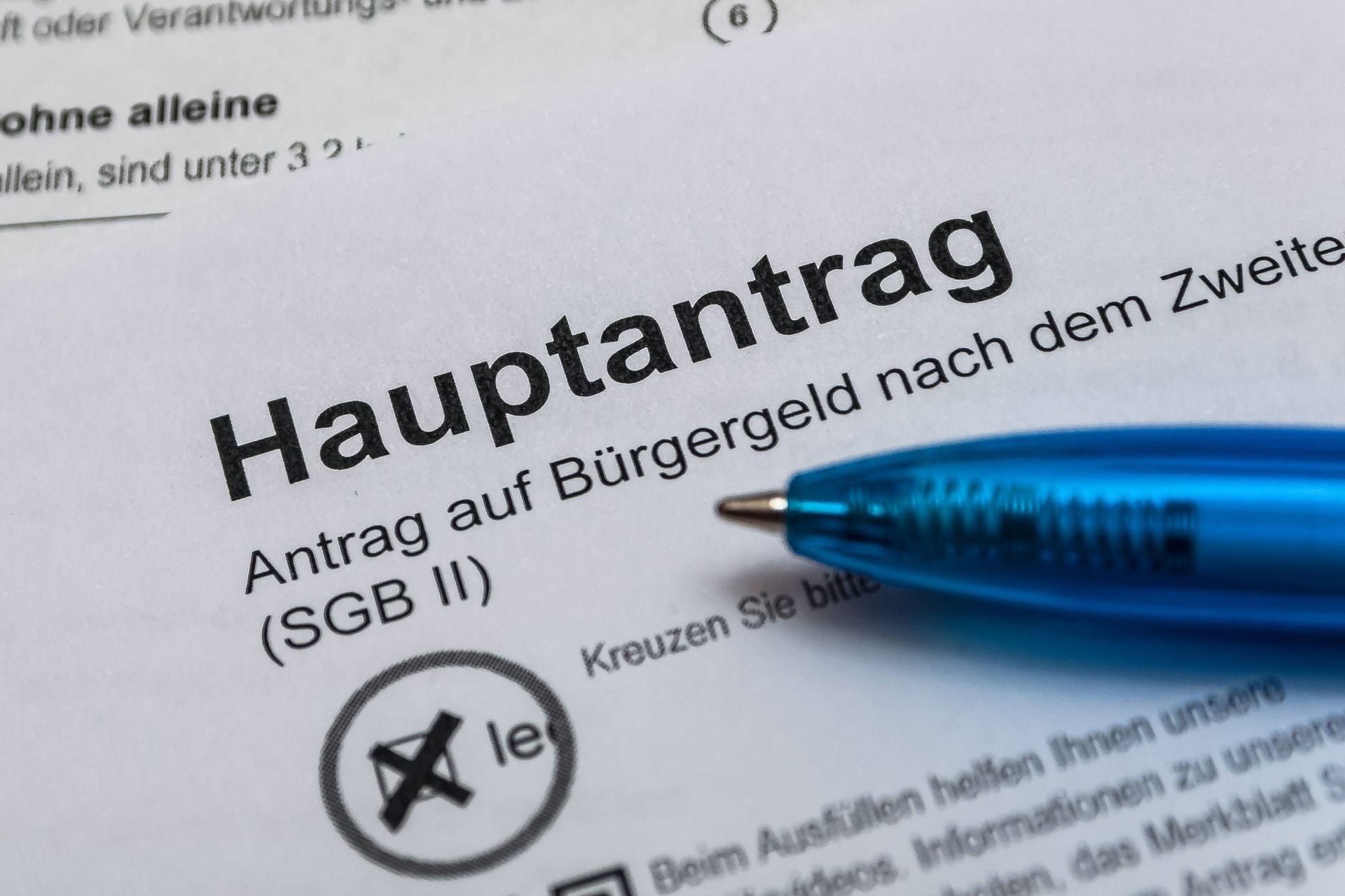 Antrag auf Bürgergeld (Symbolbild): Sieben Milliarden Euro zahlte der Staat im vergangenen Jahr an "Aufstocker".