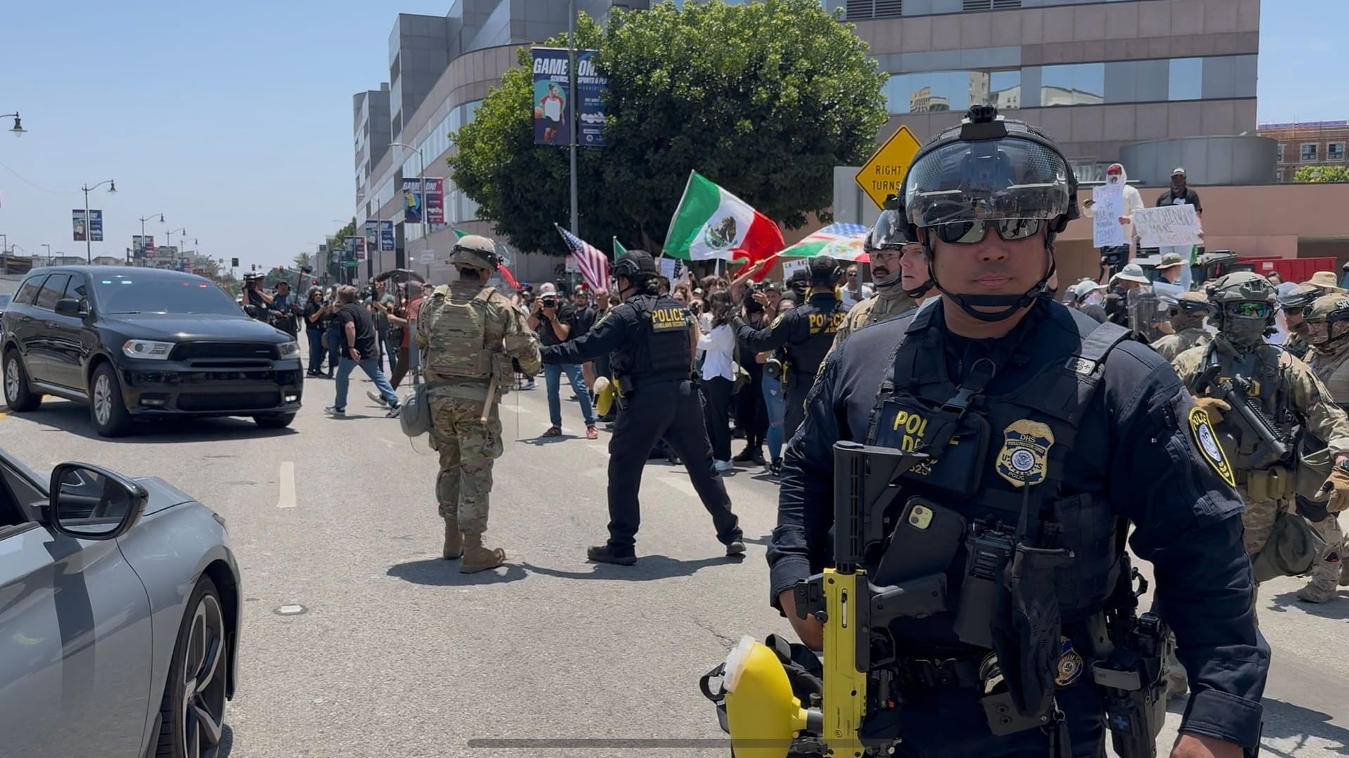 Polizisten und Nationalgardisten bewachen das Bundesgefängnis in Los Angeles.