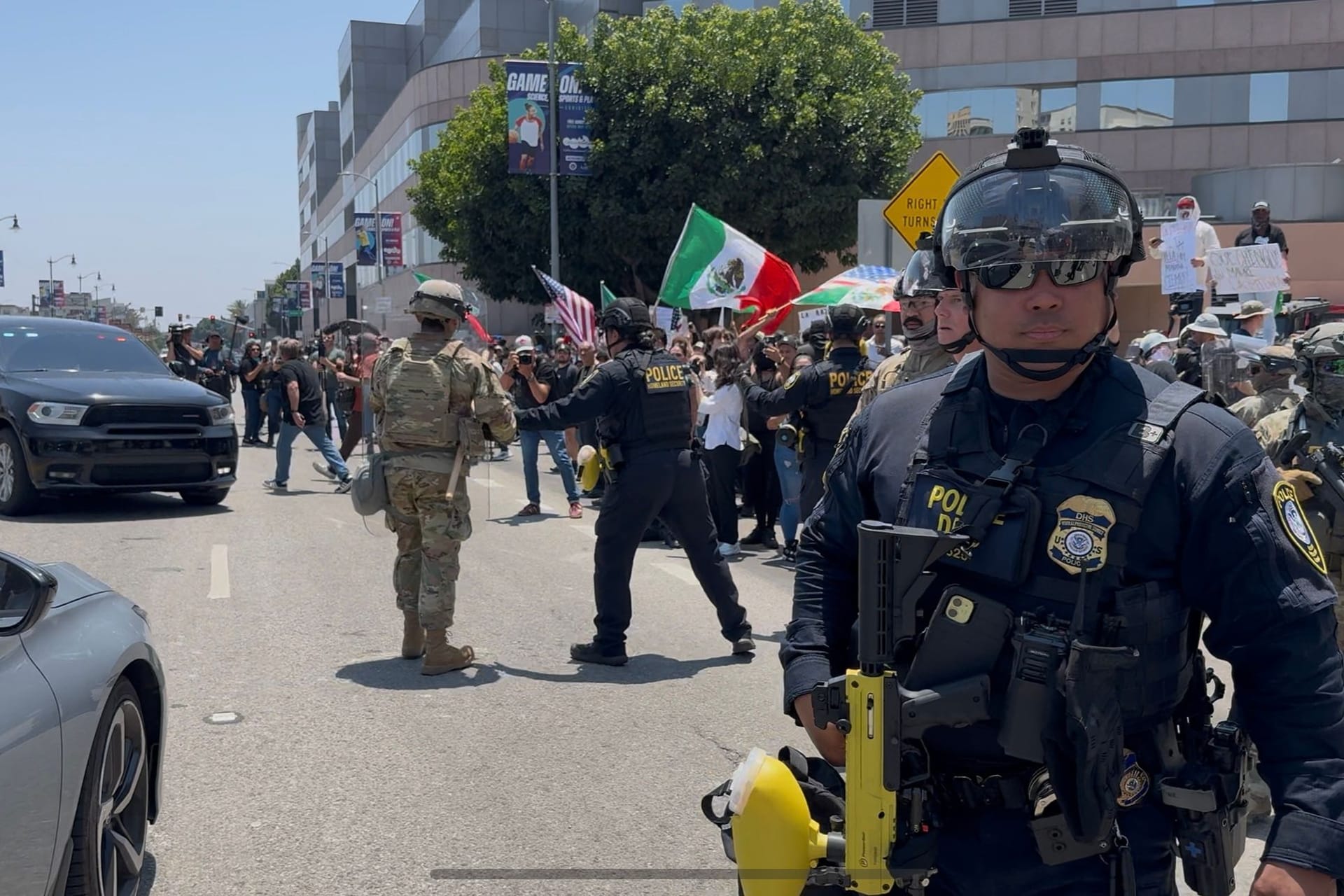 Polizisten und Nationalgardisten bewachen das Bundesgefängnis in Los Angeles.