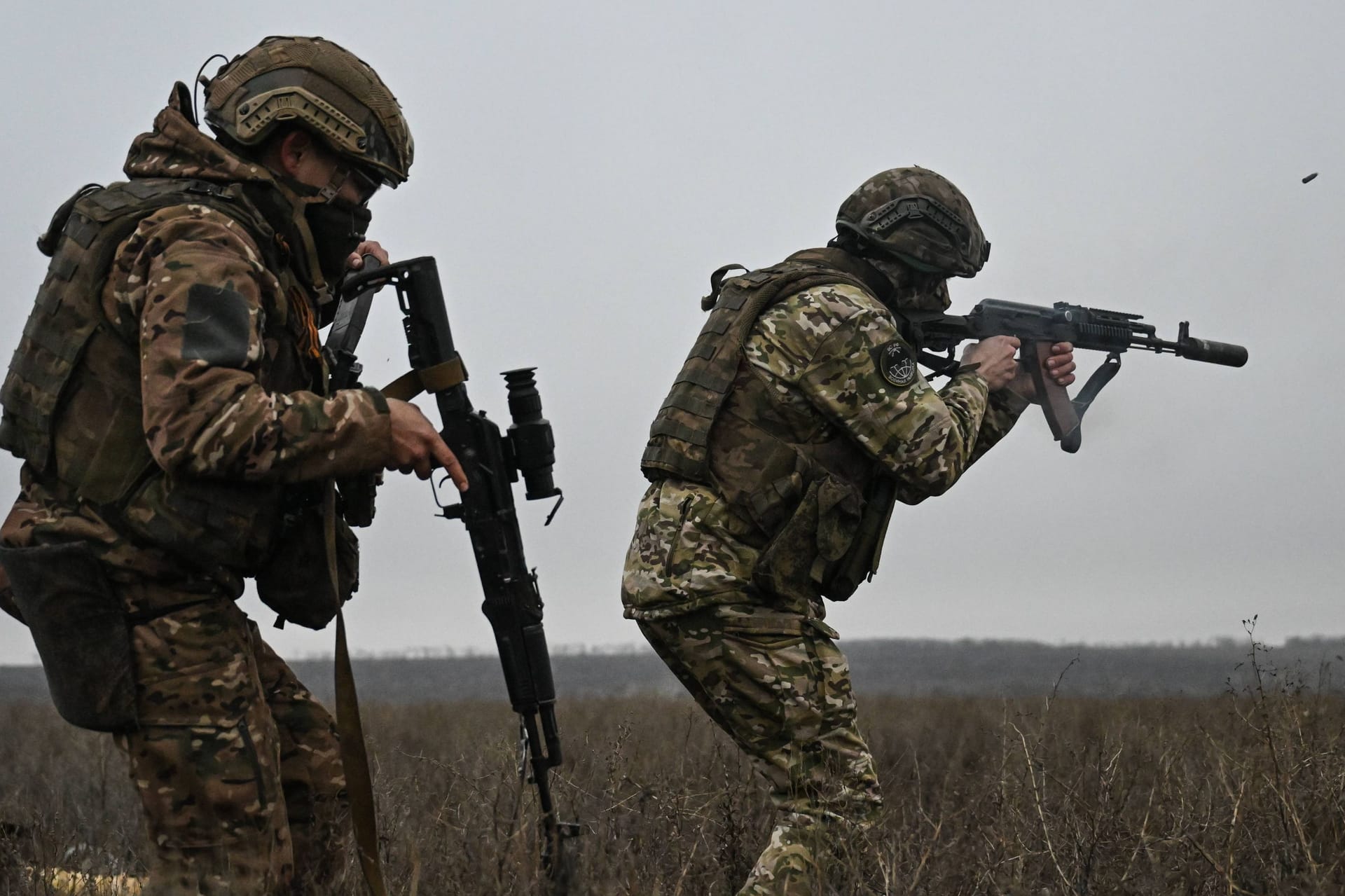 Russische Soldaten nahe der Frontstadt Pokrowsk: Einem Bericht zufolge soll Russland dort mehr als 100.000 Soldaten zusammengezogen haben.