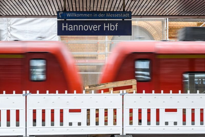 Eine S-Bahn fährt durch den Hauptbahnhof Hannover (Archivbild): Am Montagmorgen kommt es zu Verzögerungen.