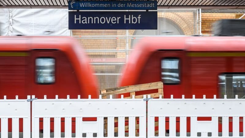 Eine S-Bahn fährt durch den Hauptbahnhof Hannover (Archivbild): Am Montagmorgen kommt es zu Verzögerungen. Eine S-Bahn fährt durch den Hauptbahnhof Hannover (Archivbild): Am Montagmorgen kommt es zu Verzögerungen.