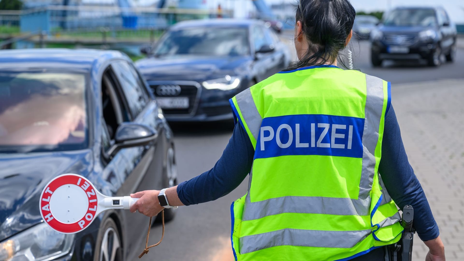 Eine Bundespolizistin stoppt ein Fahrzeug an der Grenze: Ist unser Verständnis des Asylrechts veraltet?