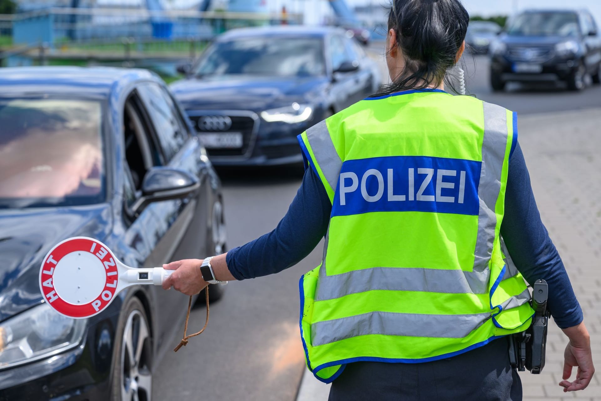 Eine Bundespolizistin stoppt ein Fahrzeug an der Grenze: Ist unser Verständnis des Asylrechts veraltet?