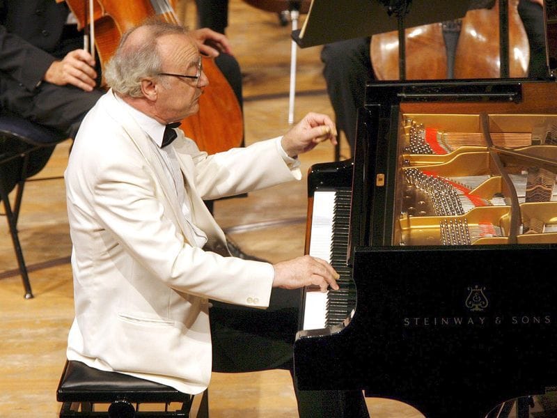 Alfred Brendel am Piano.