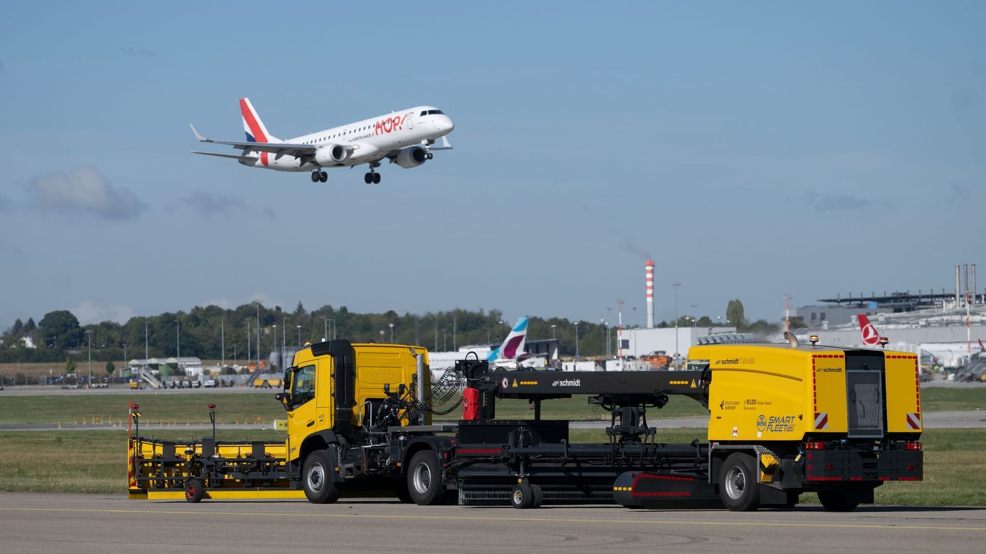 Winterdienstfahrzeuge mit autonomen Fahrfunktionen am Flughafen