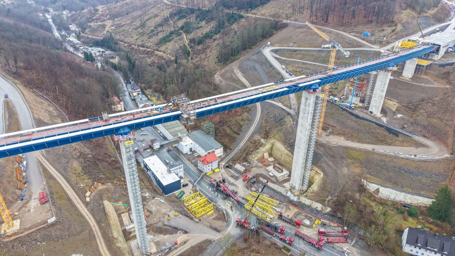 Stahlteile der neuen Rahmedetalbrücke werden verbunden Stahlteile der neuen Rahmedetalbrücke werden verbunden