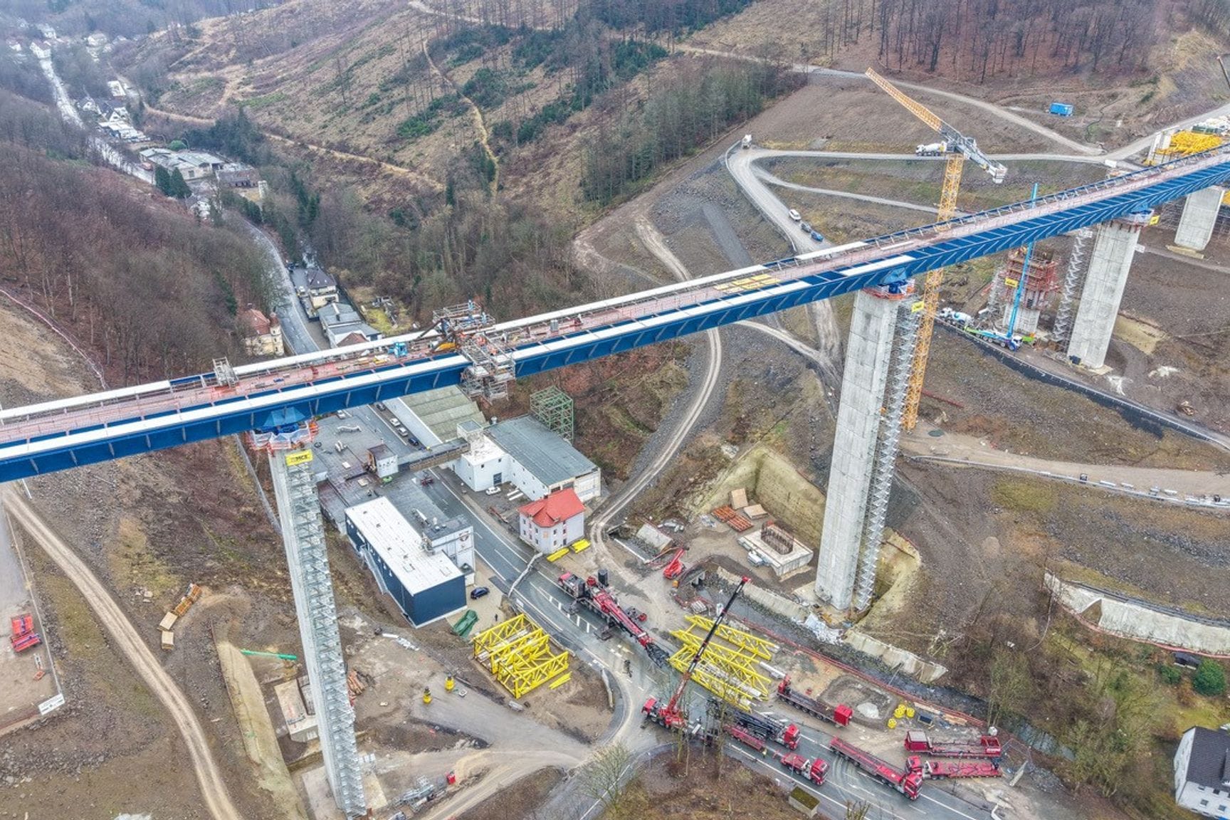 Stahlteile der neuen Rahmedetalbrücke werden verbunden