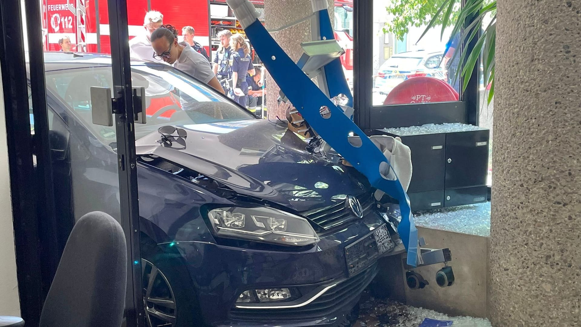 Das verunfallte Auto: Der VW kam im Eingangsbereich des Bürokomplexes zu stehen. Das verunfallte Auto: Der VW kam im Eingangsbereich des Bürokomplexes zu stehen.