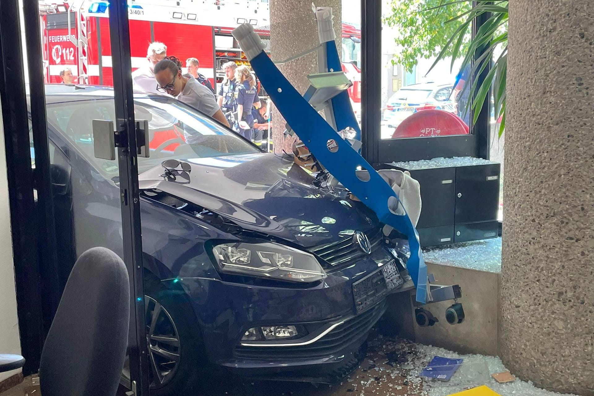 Das verunfallte Auto: Der VW kam im Eingangsbereich des Bürokomplexes zu stehen.