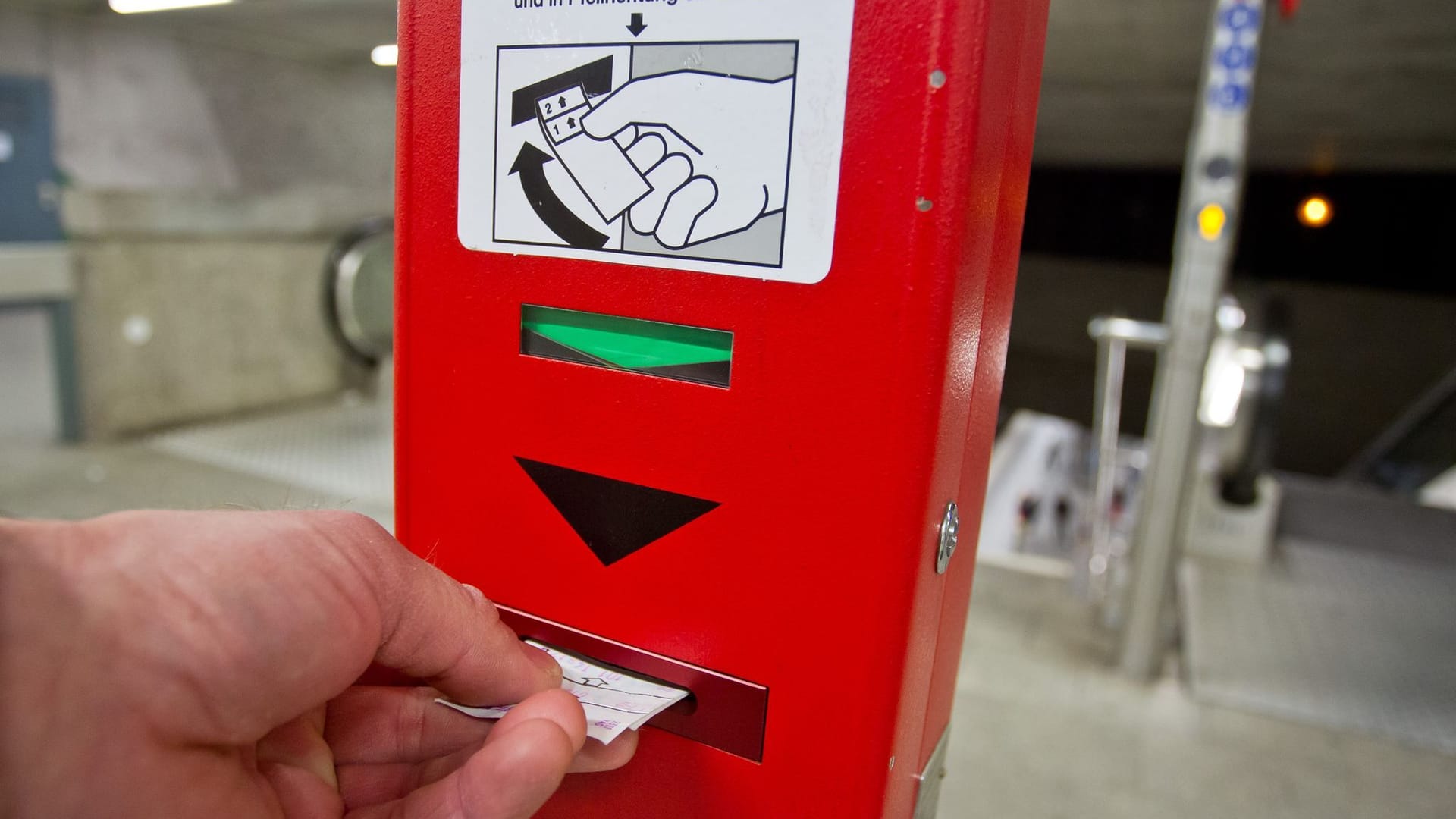 Entwertungs-Automat für Streifenkarten Entwertungs-Automat für Streifenkarten