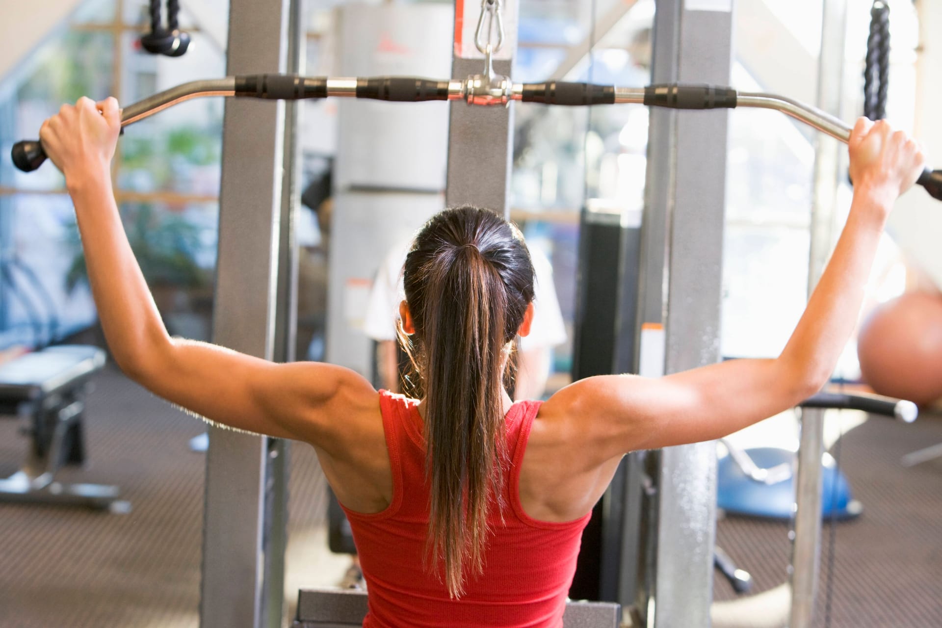 Sportlerin in einem Fitnessstudio (Symbolfoto): In einem Fitnessstudio im Wedding kam es zu ungewöhnlichen Szenen – offenbar in Absprache mit dem Betreiber.